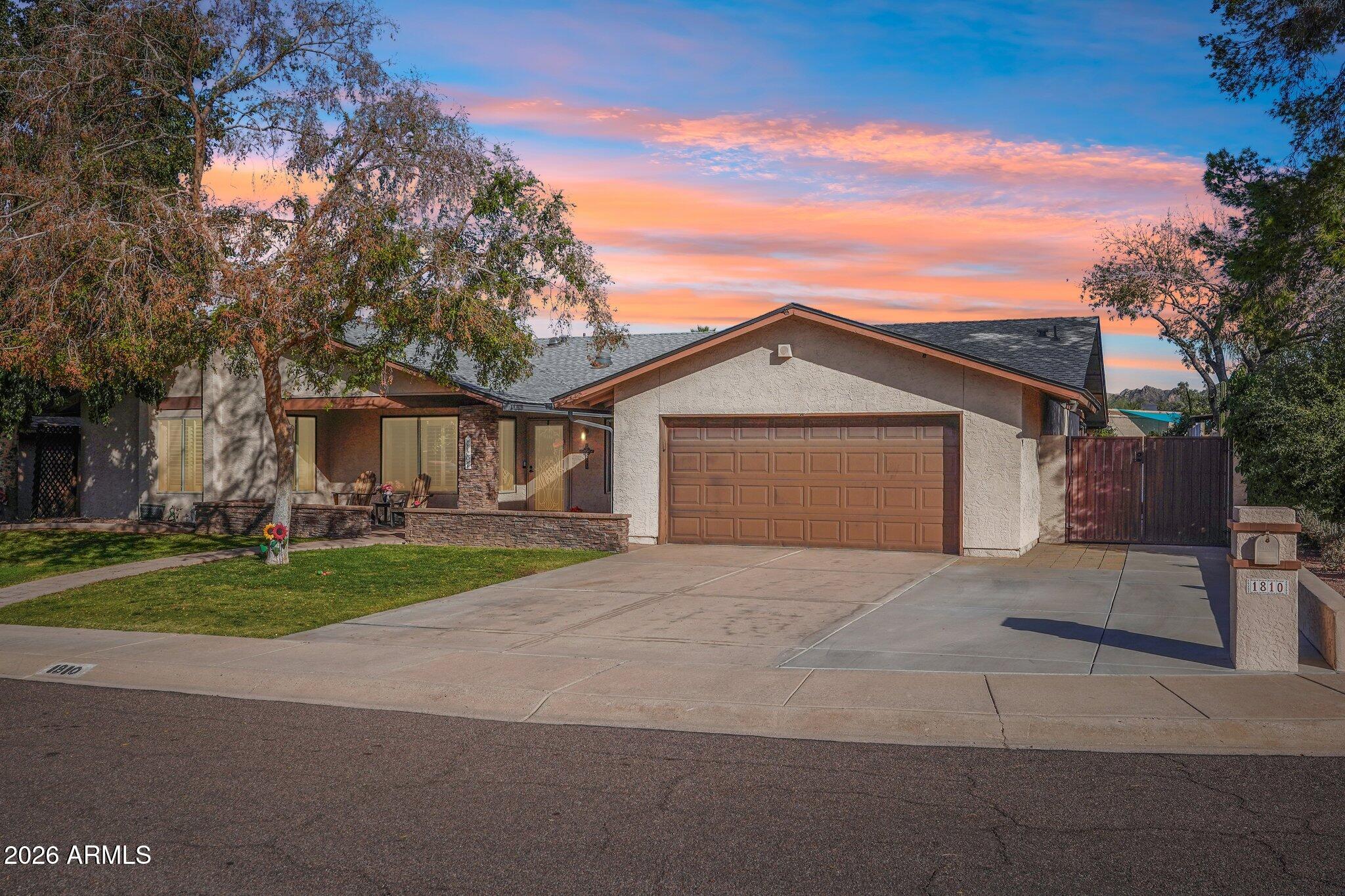 1810 E HARMONT Drive