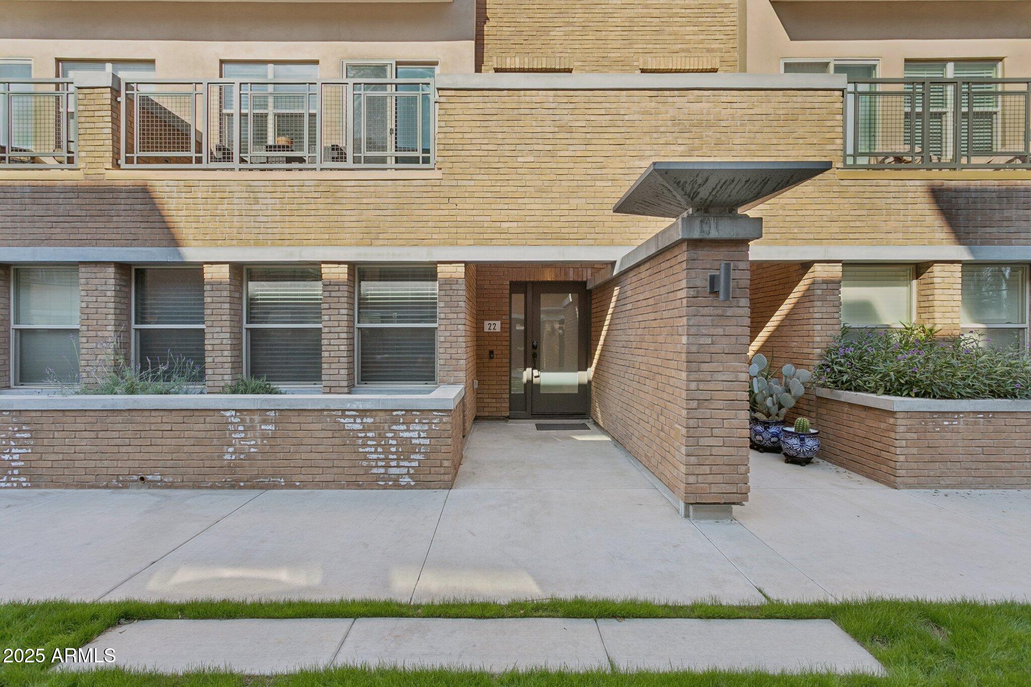 1400 E Bethany Home Road 22