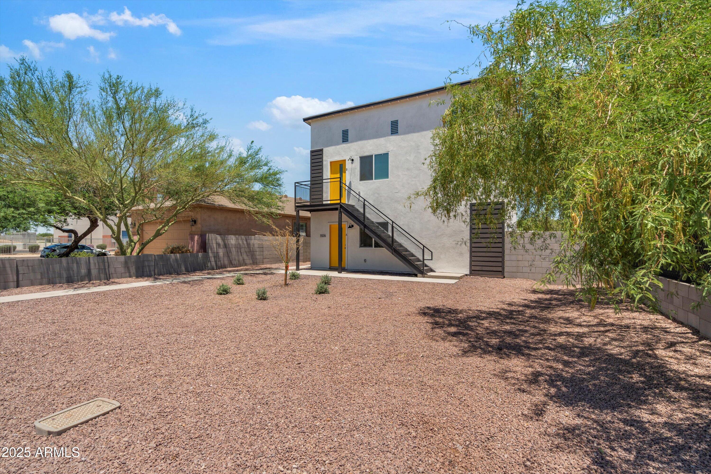 1106 E PAPAGO Street