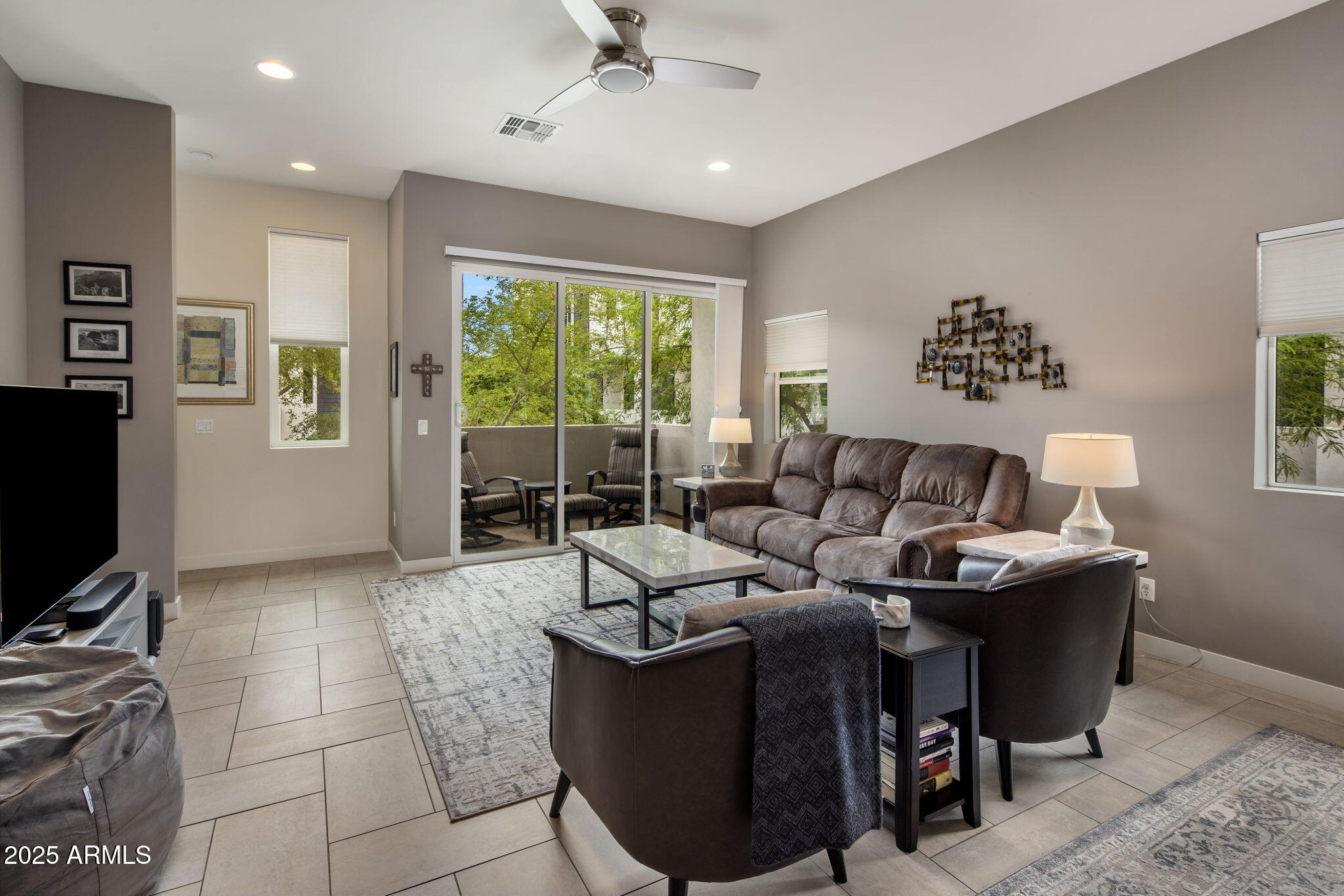 325 E CORONADO Road 19