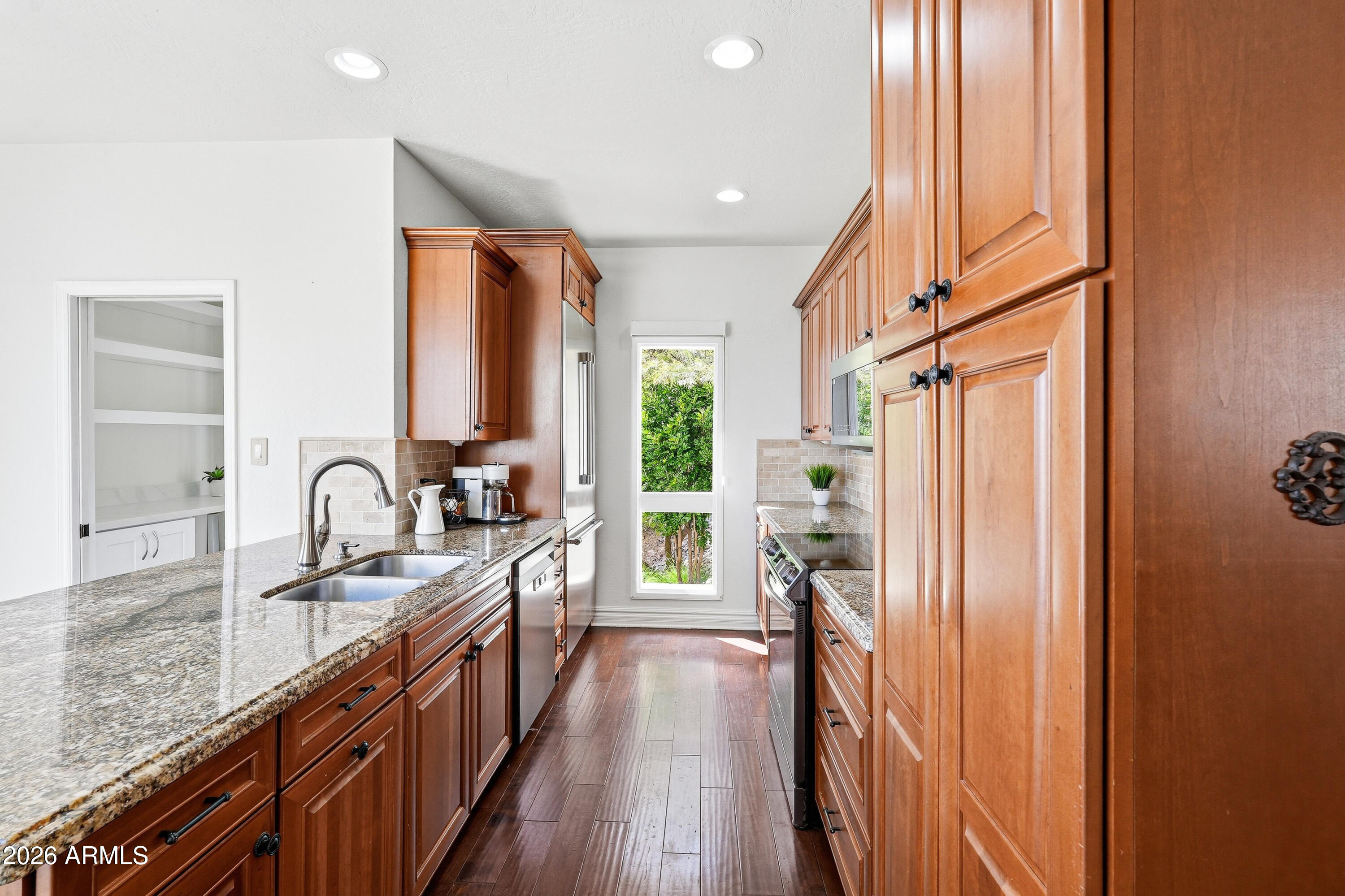 3800 E LINCOLN Drive 6