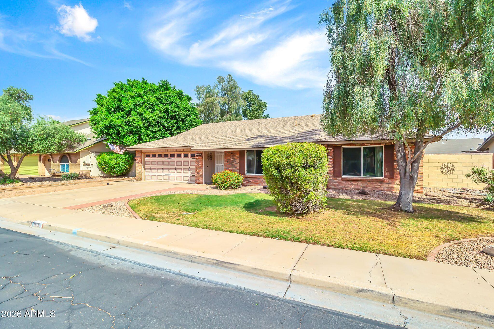 1008 W MESETO Avenue