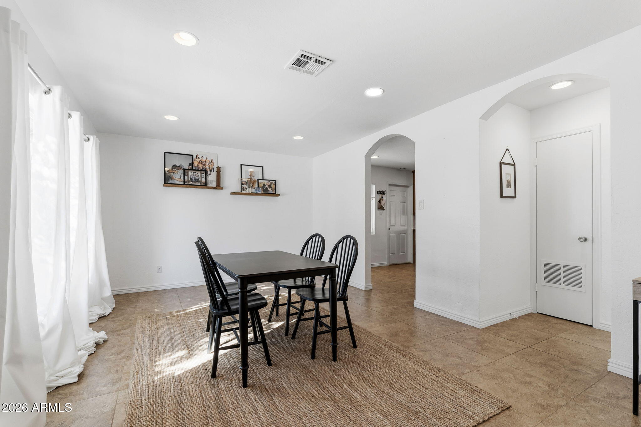 8626 E WINDSOR Avenue