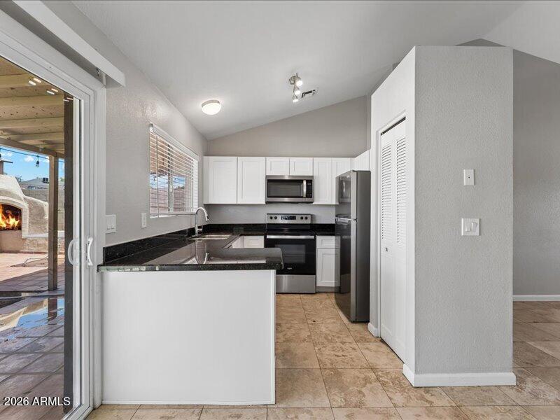 7522 W HIGHLAND Avenue