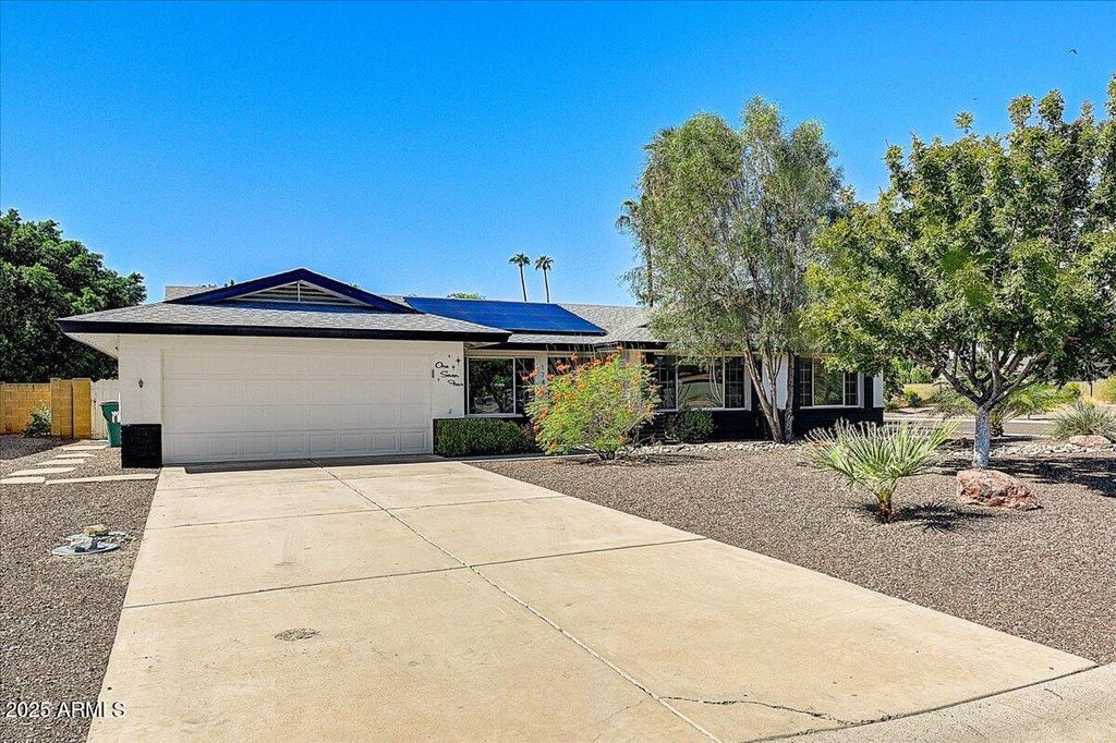 Photo of 174 S Sagebrush Circle, Litchfield Park, AZ 85340 (MLS # 6927861)
