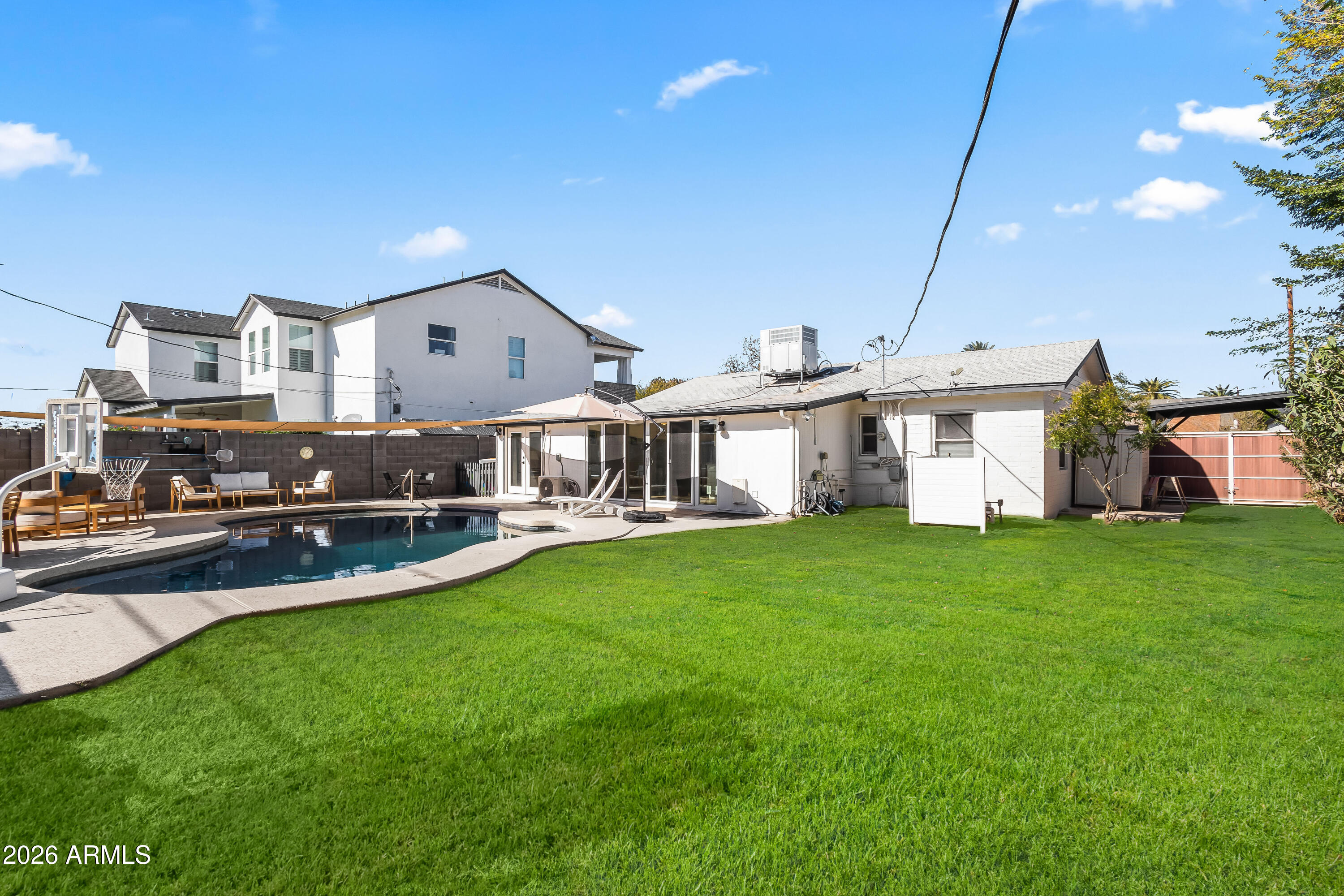 4013 E INDIANOLA Avenue