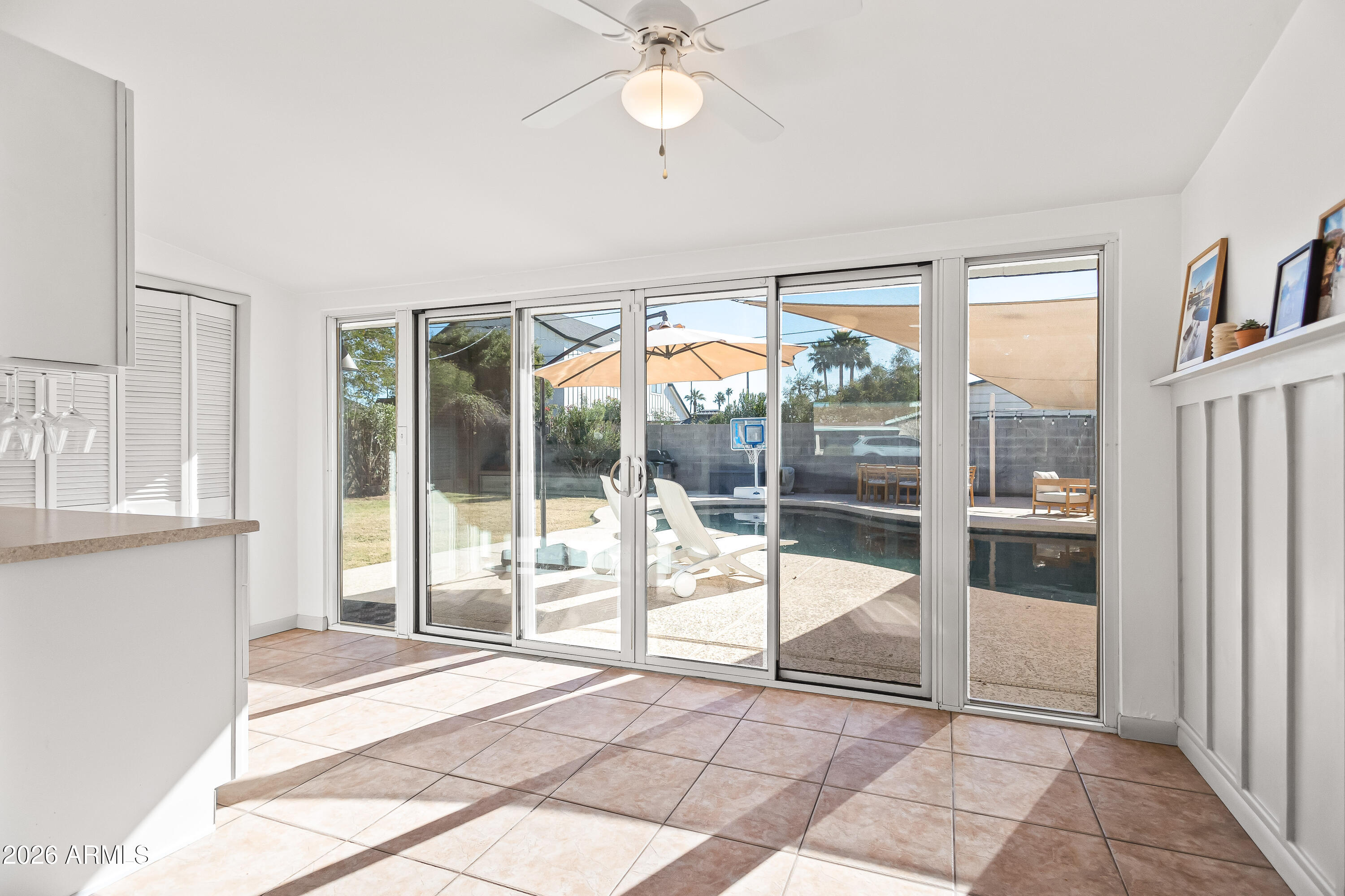 4013 E INDIANOLA Avenue