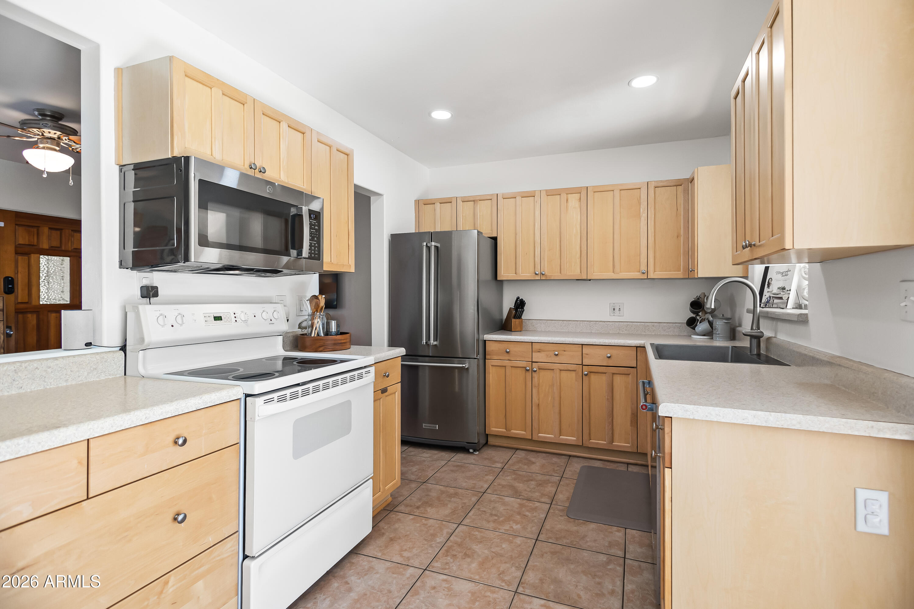 4013 E INDIANOLA Avenue