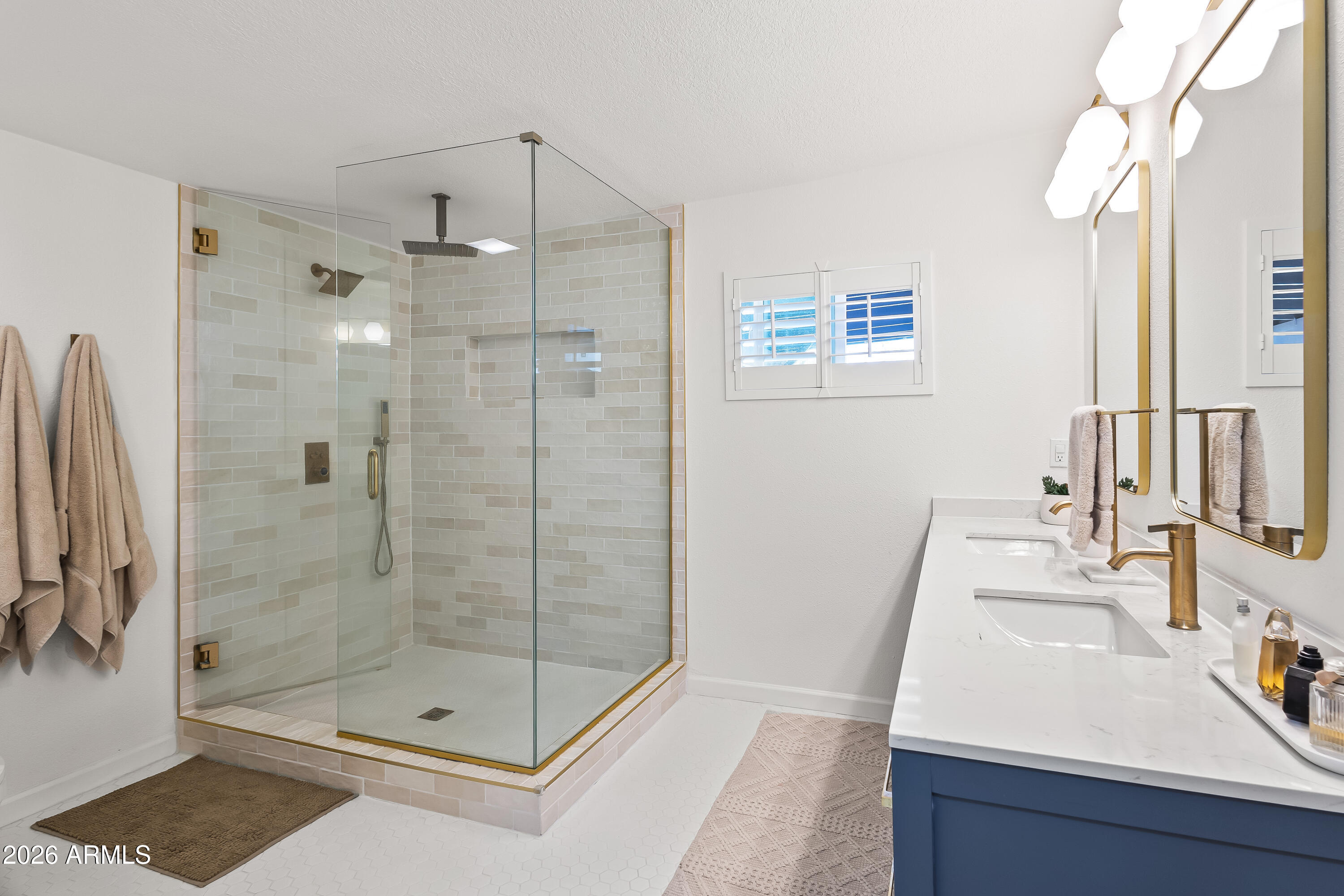 4013 E INDIANOLA Avenue