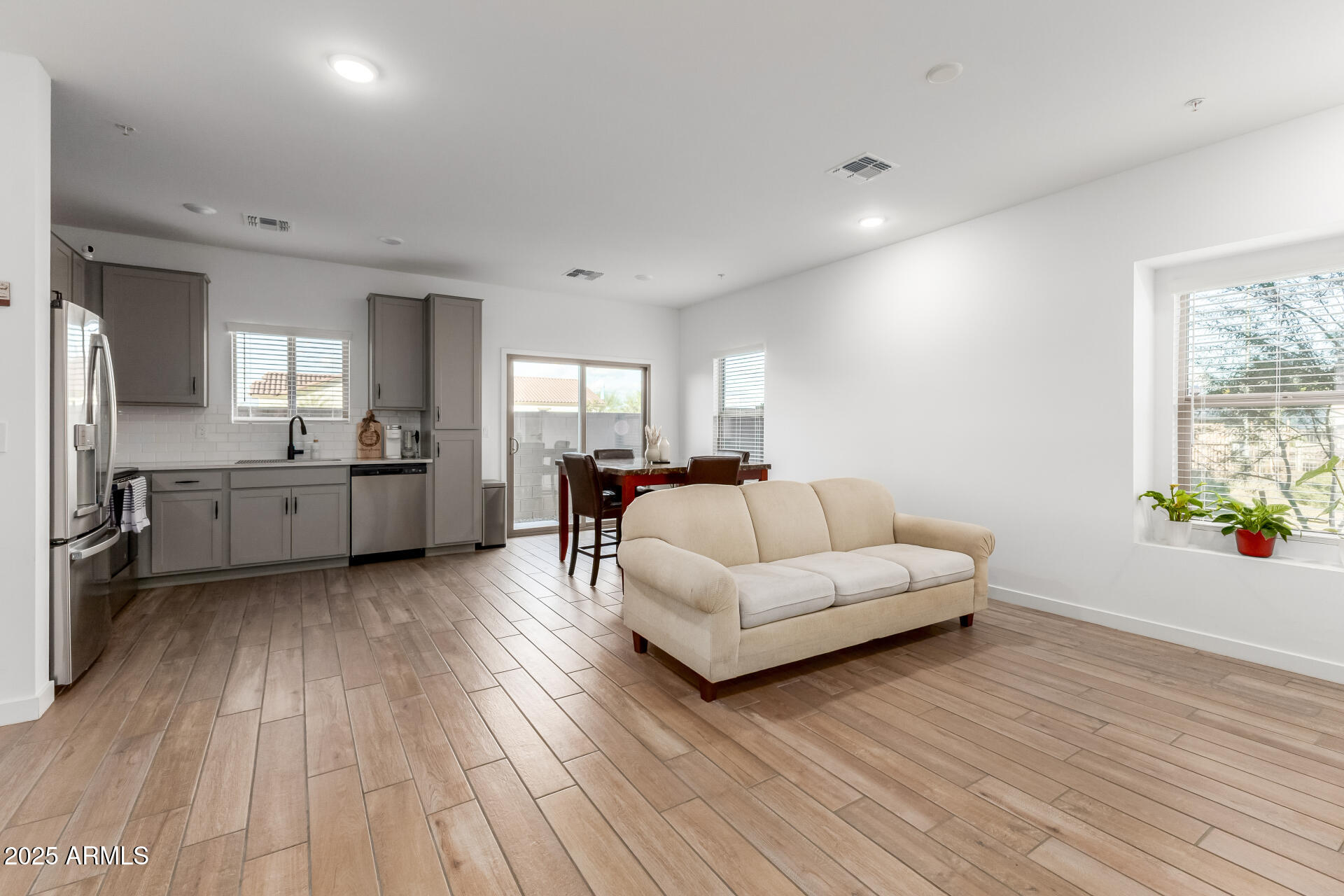 7512 W DARROW Street