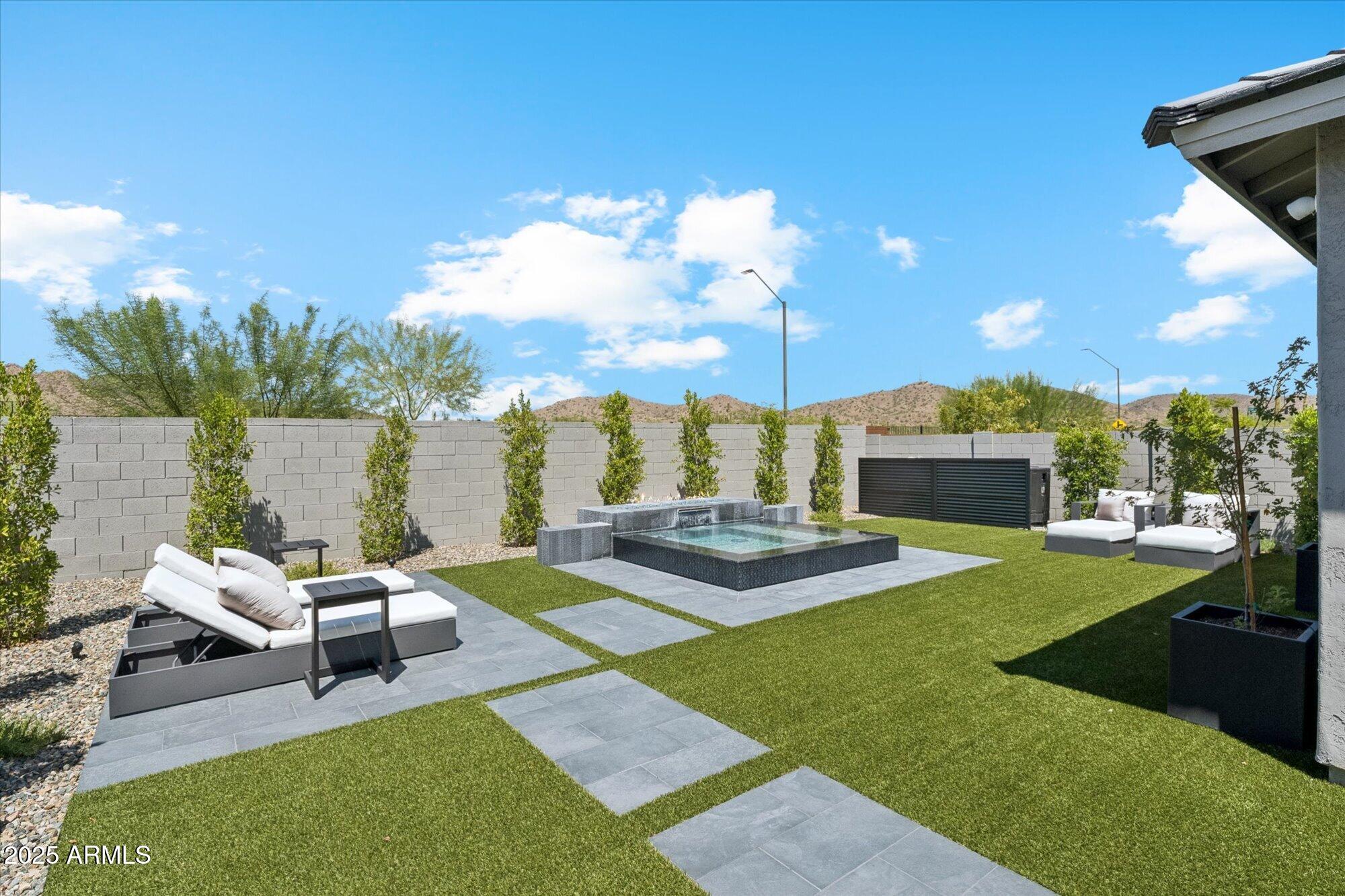 1946 W HORSETAIL Trail