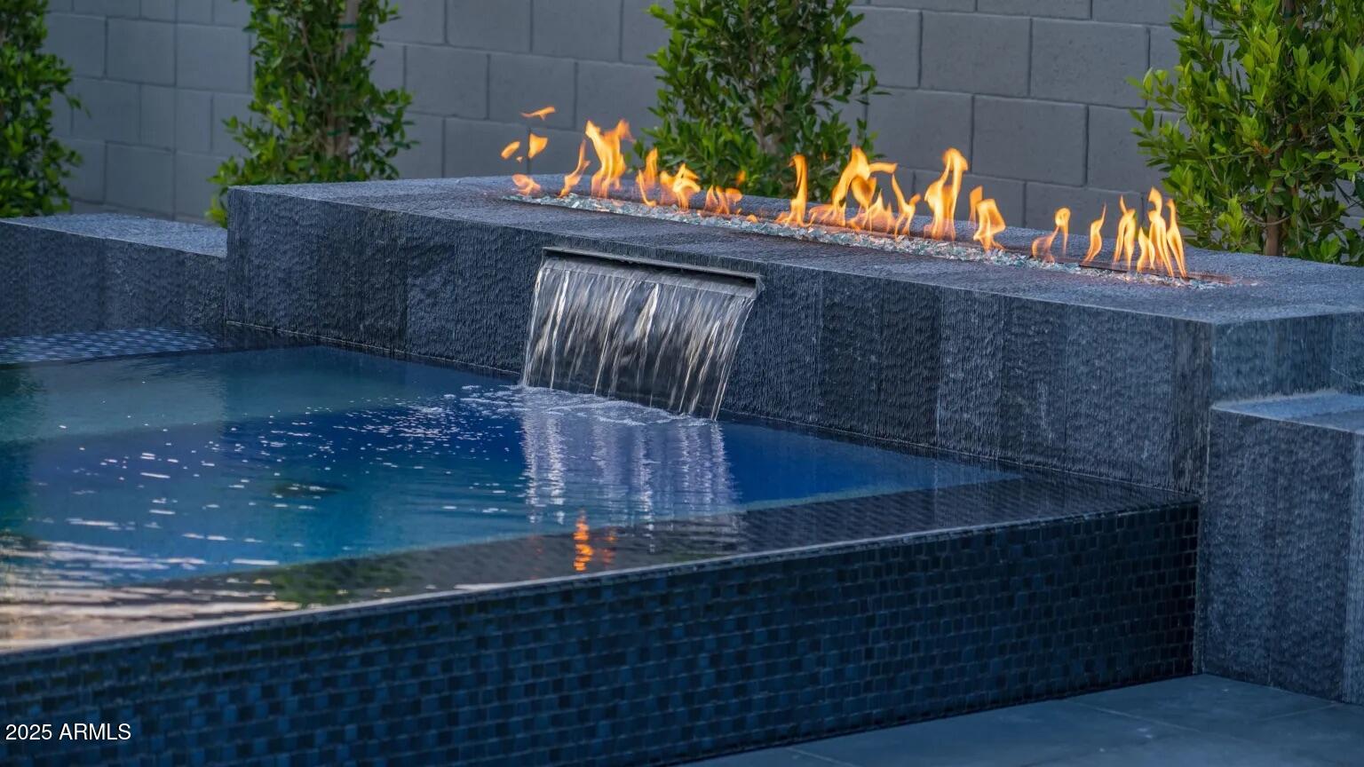 1946 W HORSETAIL Trail