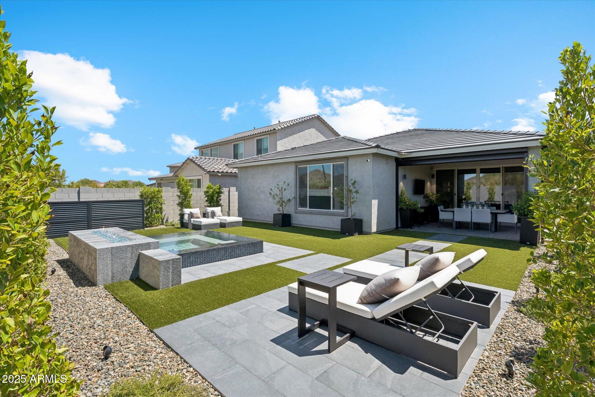 1946 W HORSETAIL Trail