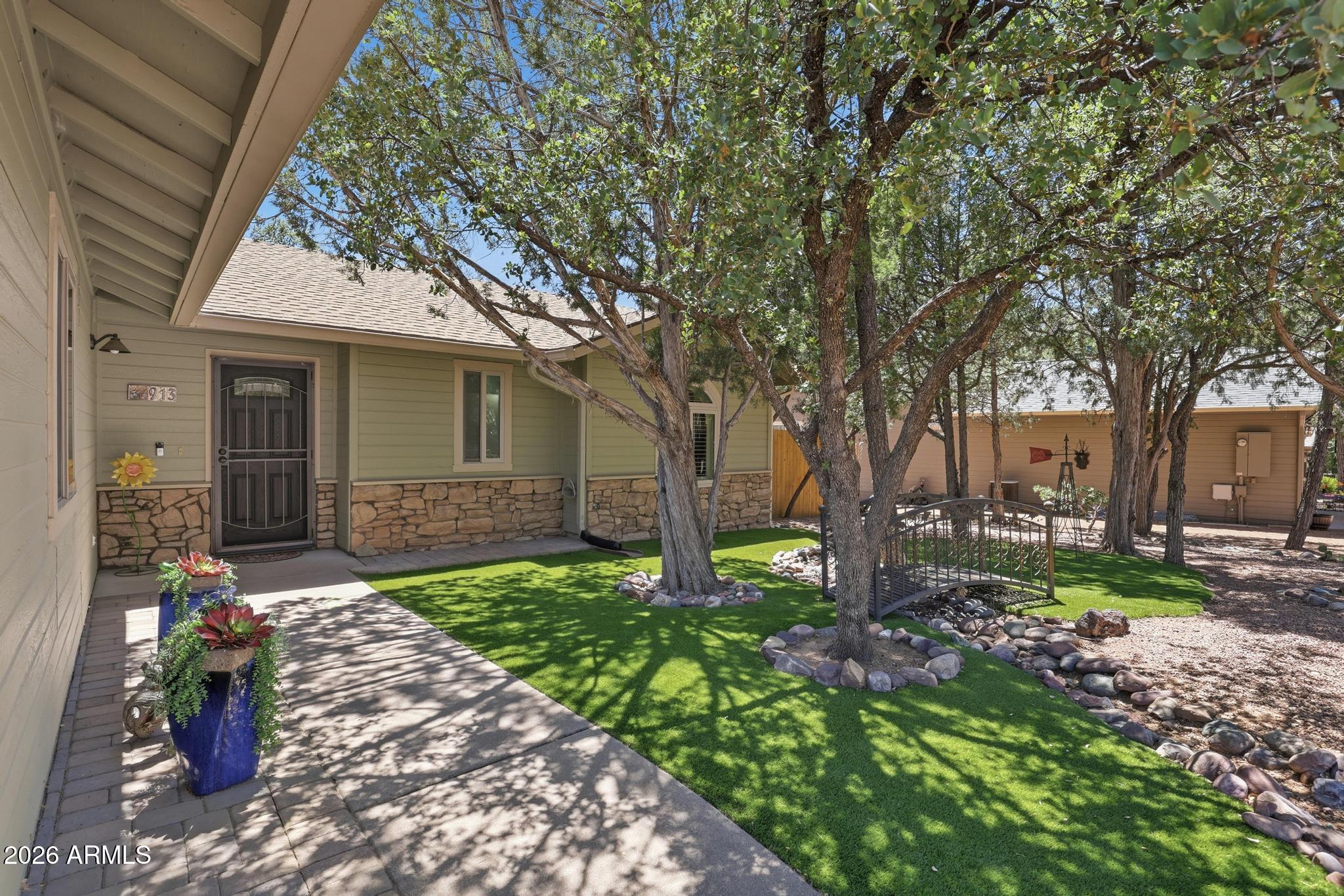 913 W COUNTRY Lane