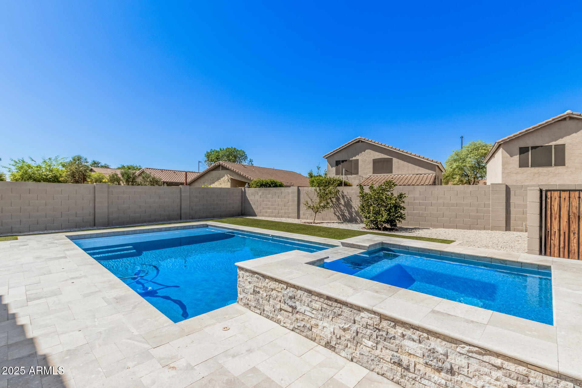 924 E BAYLOR Lane