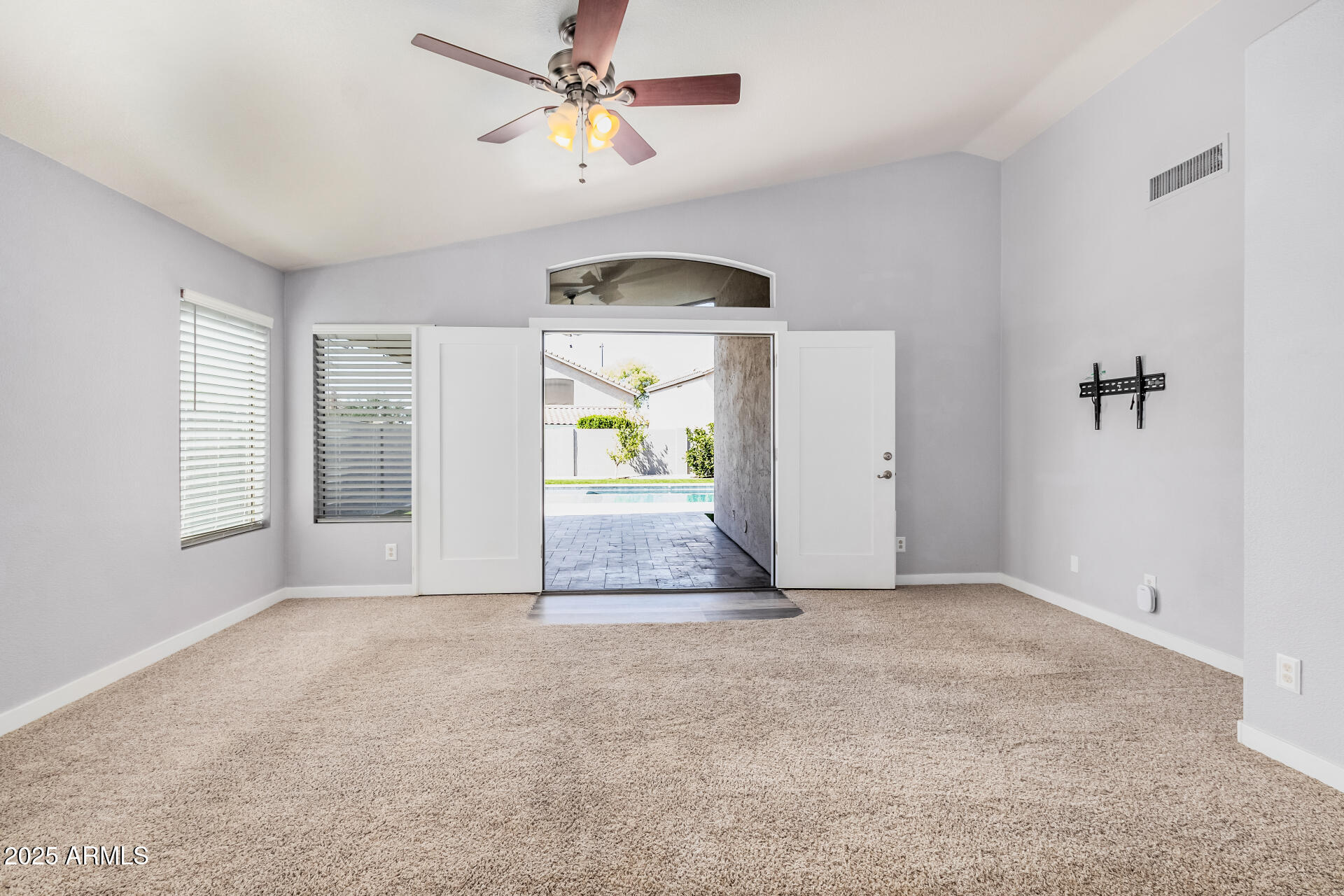 924 E BAYLOR Lane