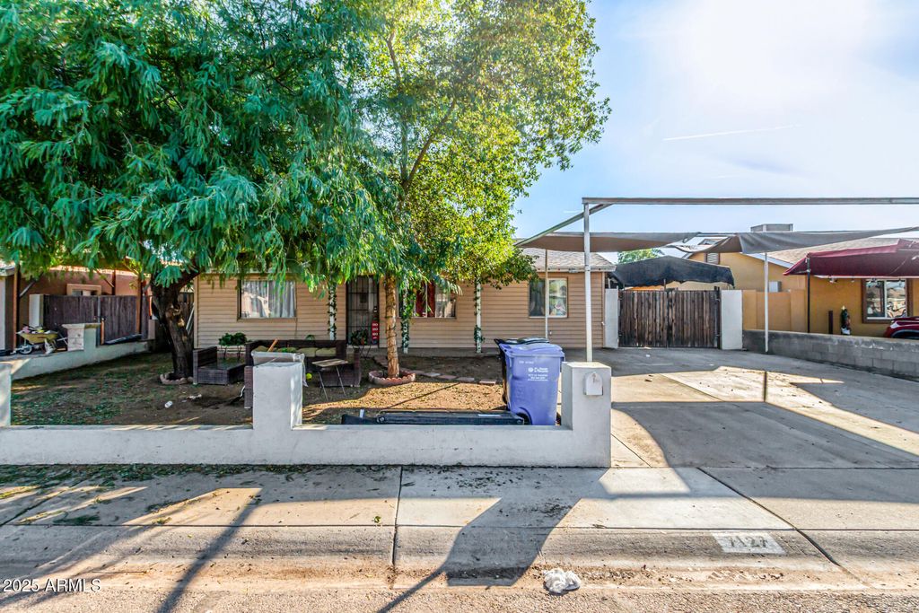 Photo of 7127 W Holly Street, Phoenix, AZ 85035 (MLS # 6951939)