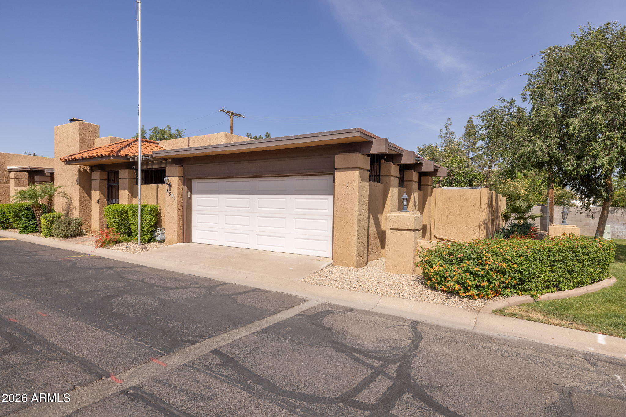 6501 N LA PALOMA ESTE --