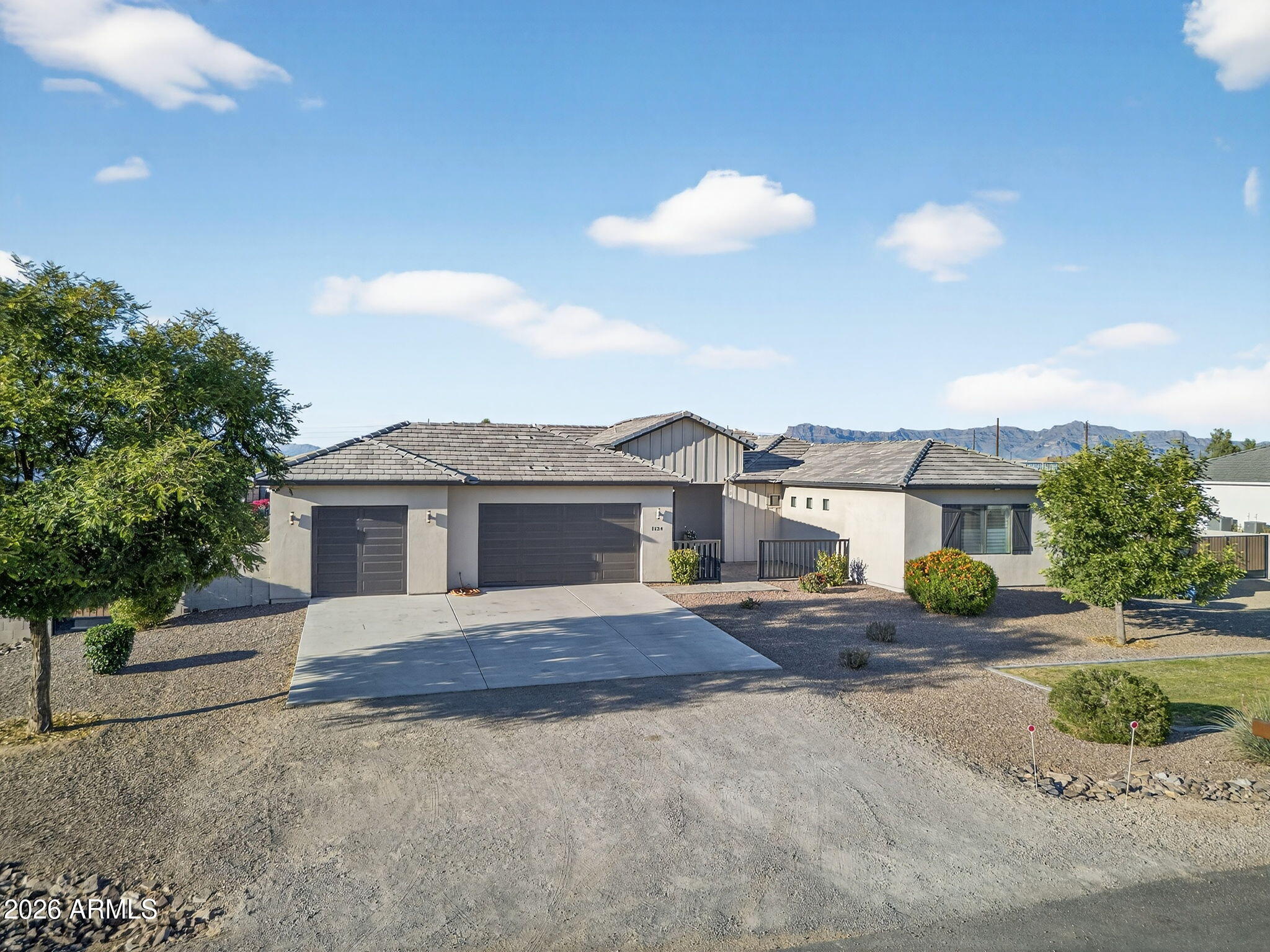 1124 E LOVELAND Lane