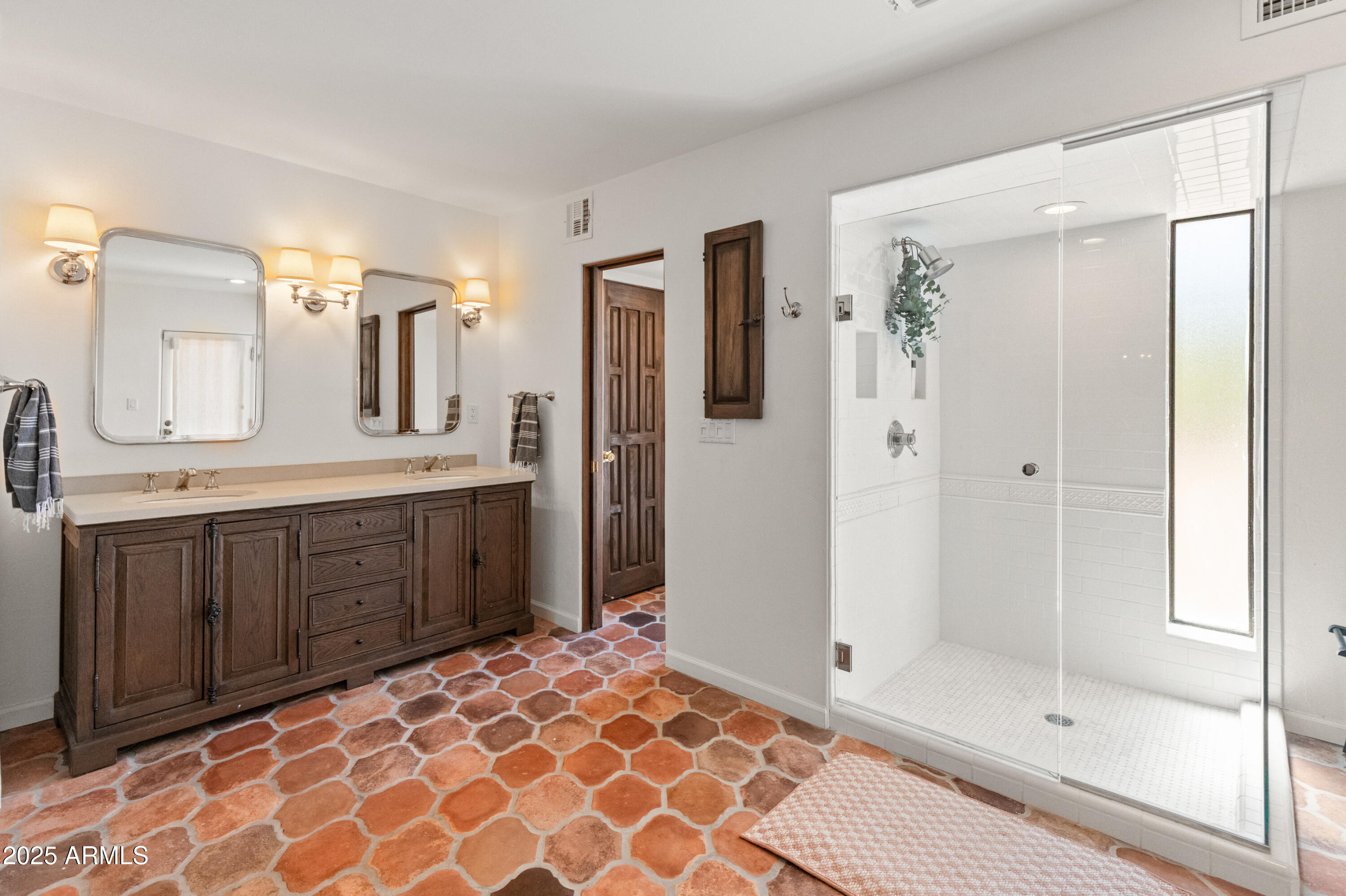 Paradise Valley, Arizona 85253, United States, 4 Bedrooms Bedrooms, ,5 BathroomsBathrooms,Residential,Pending,108041