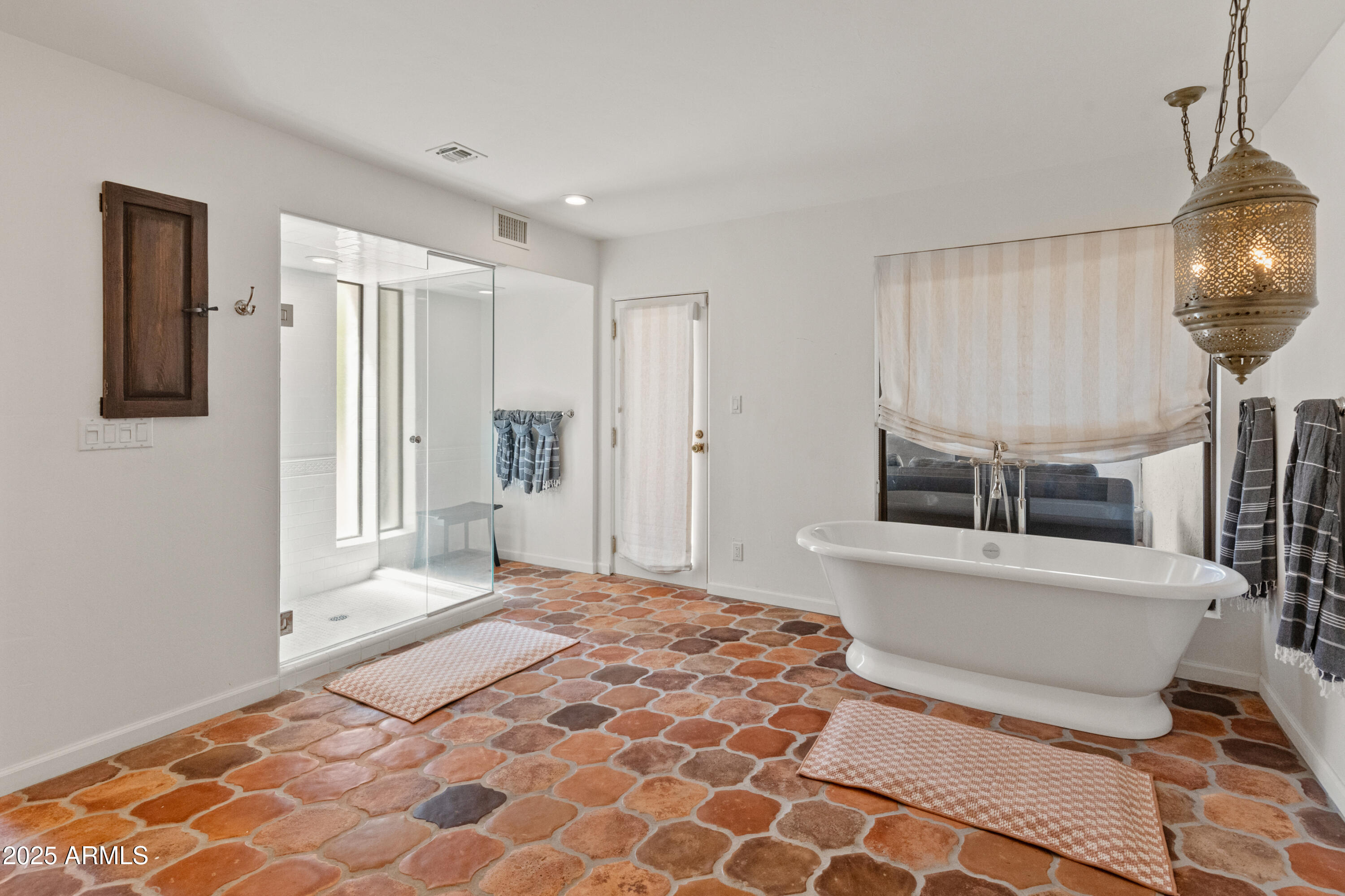 Paradise Valley, Arizona 85253, United States, 4 Bedrooms Bedrooms, ,5 BathroomsBathrooms,Residential,Pending,108041