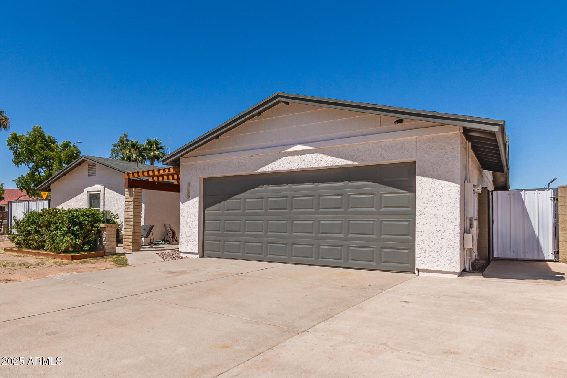 2110 E DOLPHIN Avenue