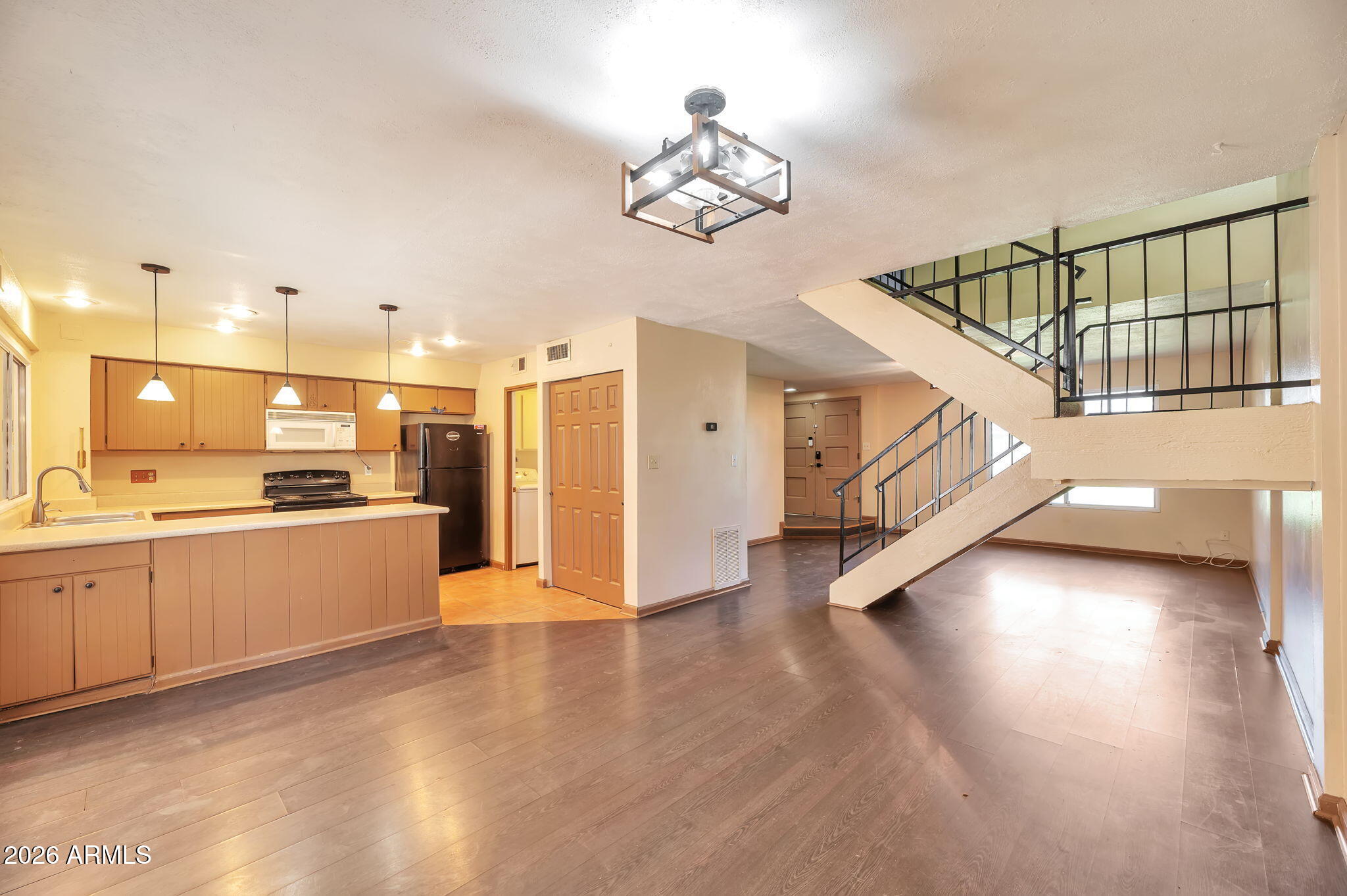 2025 W ELM Street
