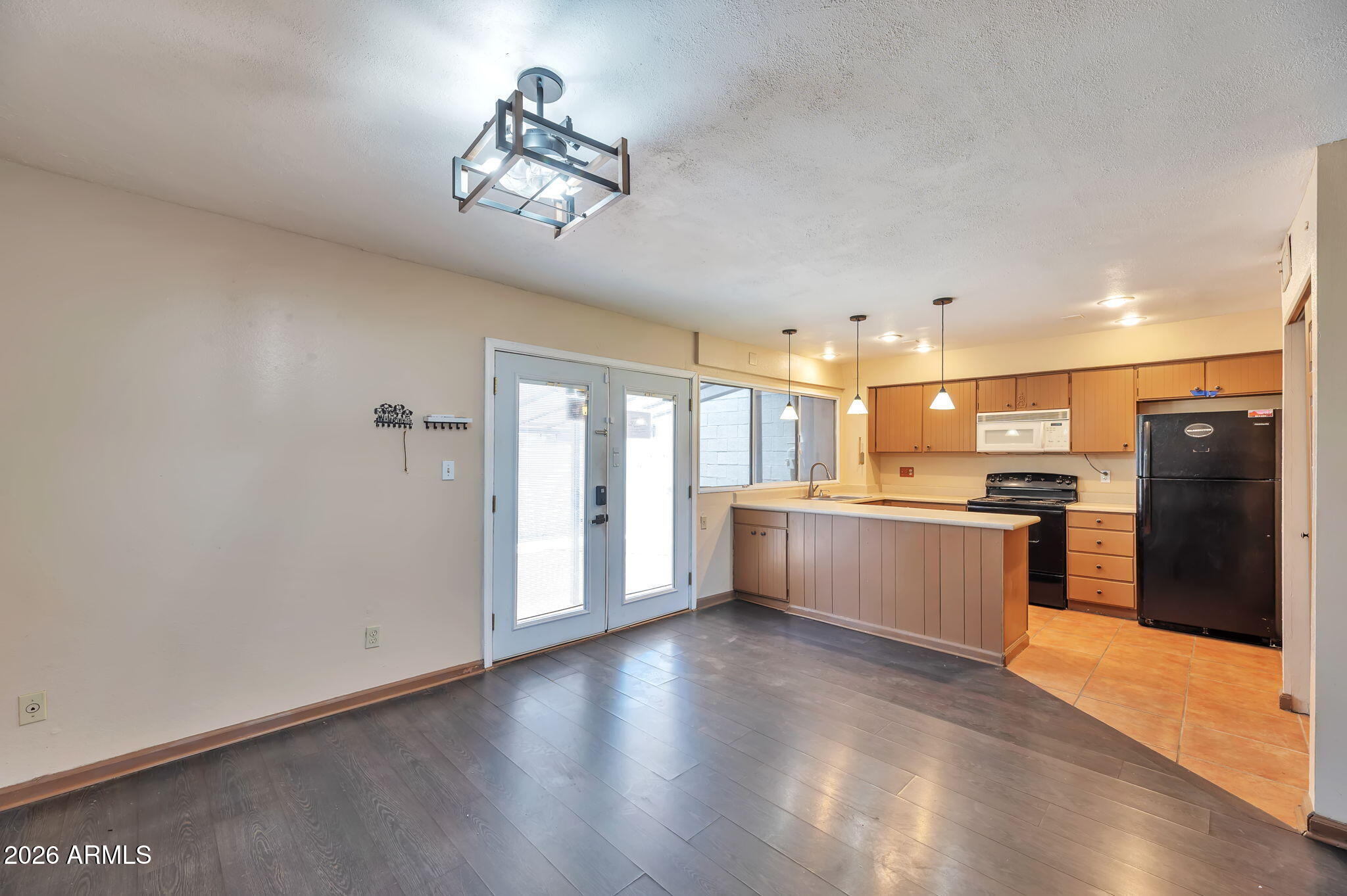 2025 W ELM Street