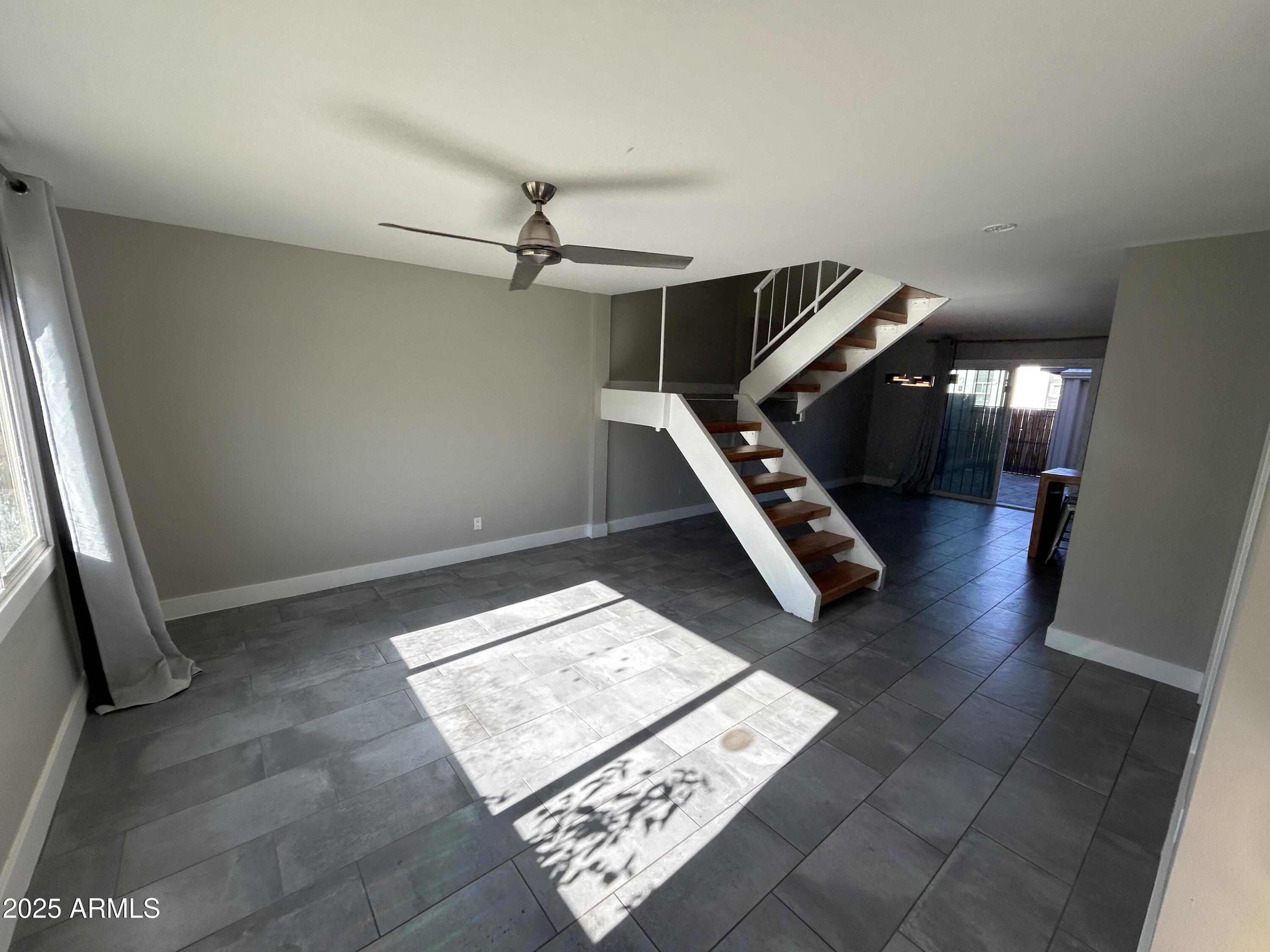 2927 E FAIRMOUNT Avenue