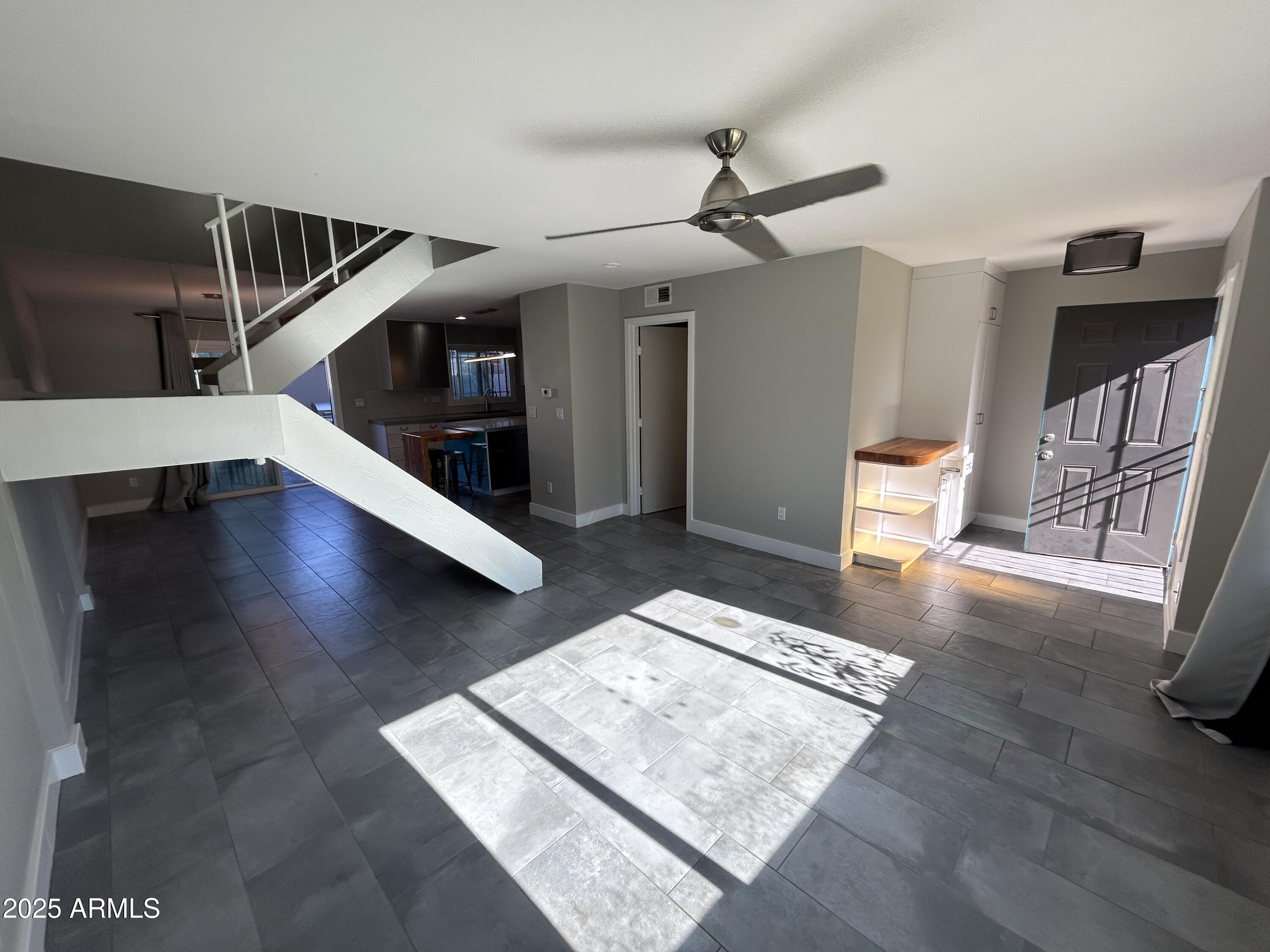 2927 E FAIRMOUNT Avenue