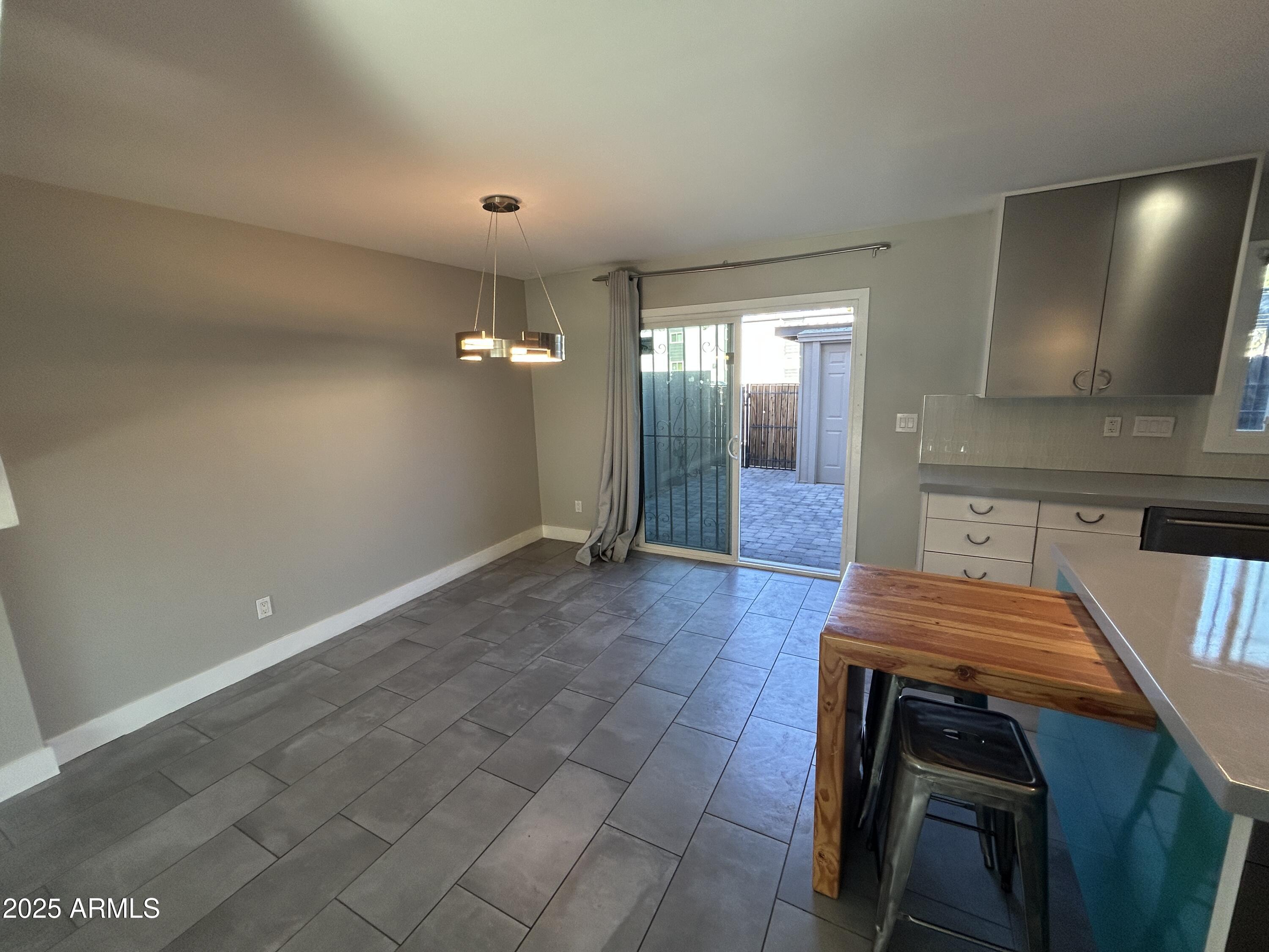 2927 E FAIRMOUNT Avenue