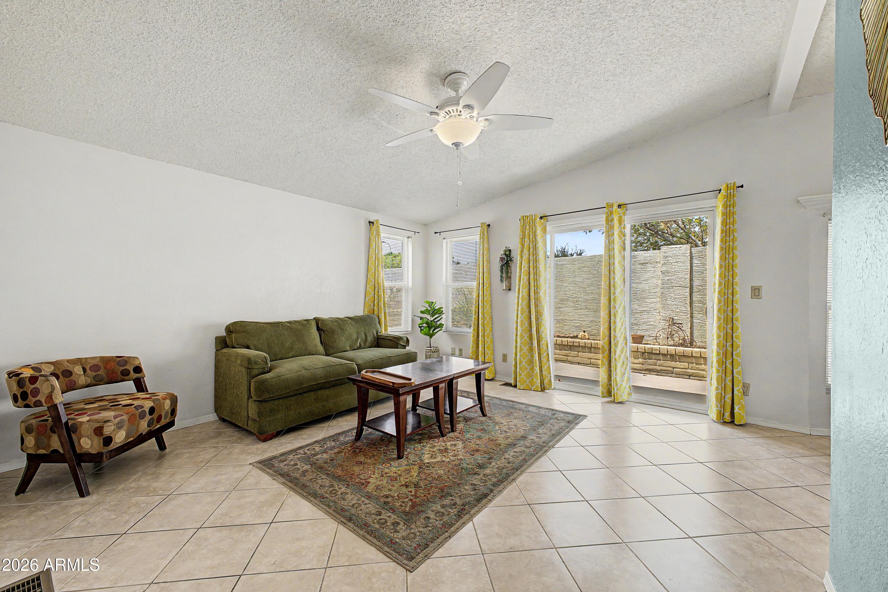 1952 E AUGUSTA Avenue