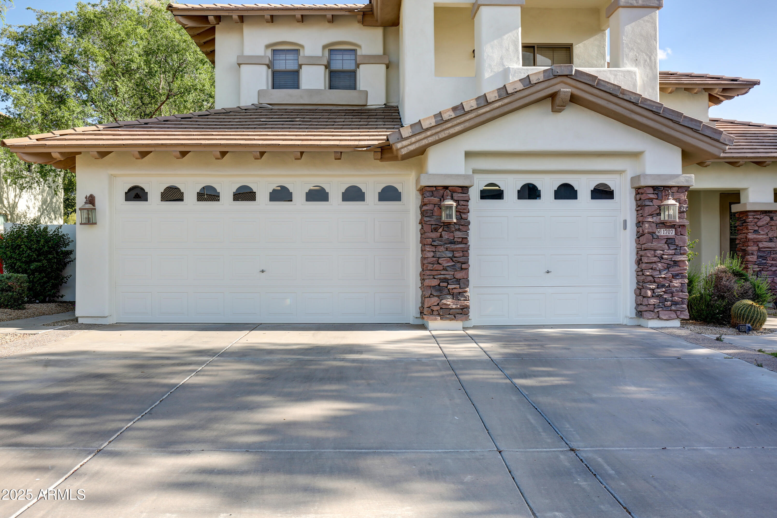 1707 E CAROB Drive