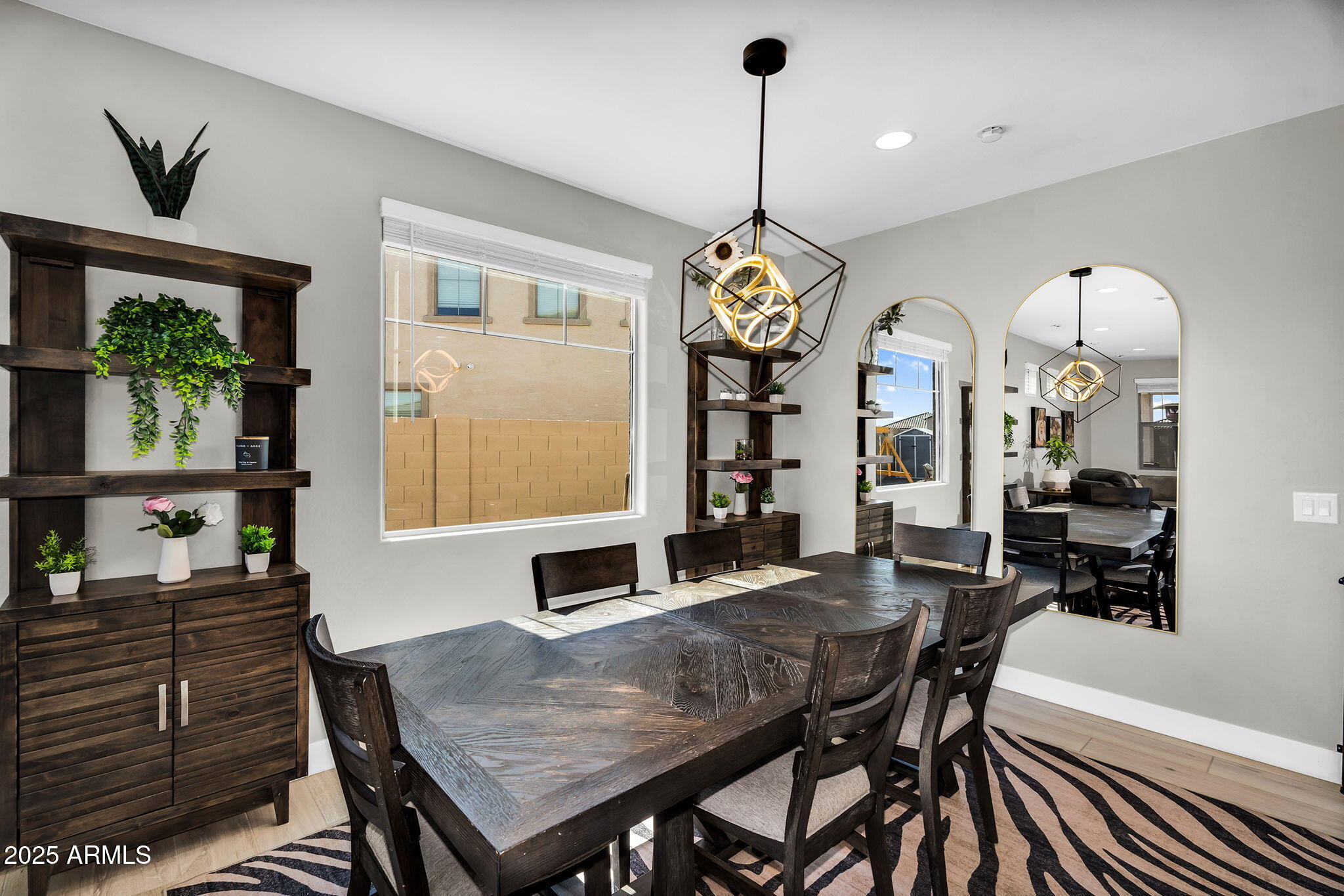 987 W MACAW Drive