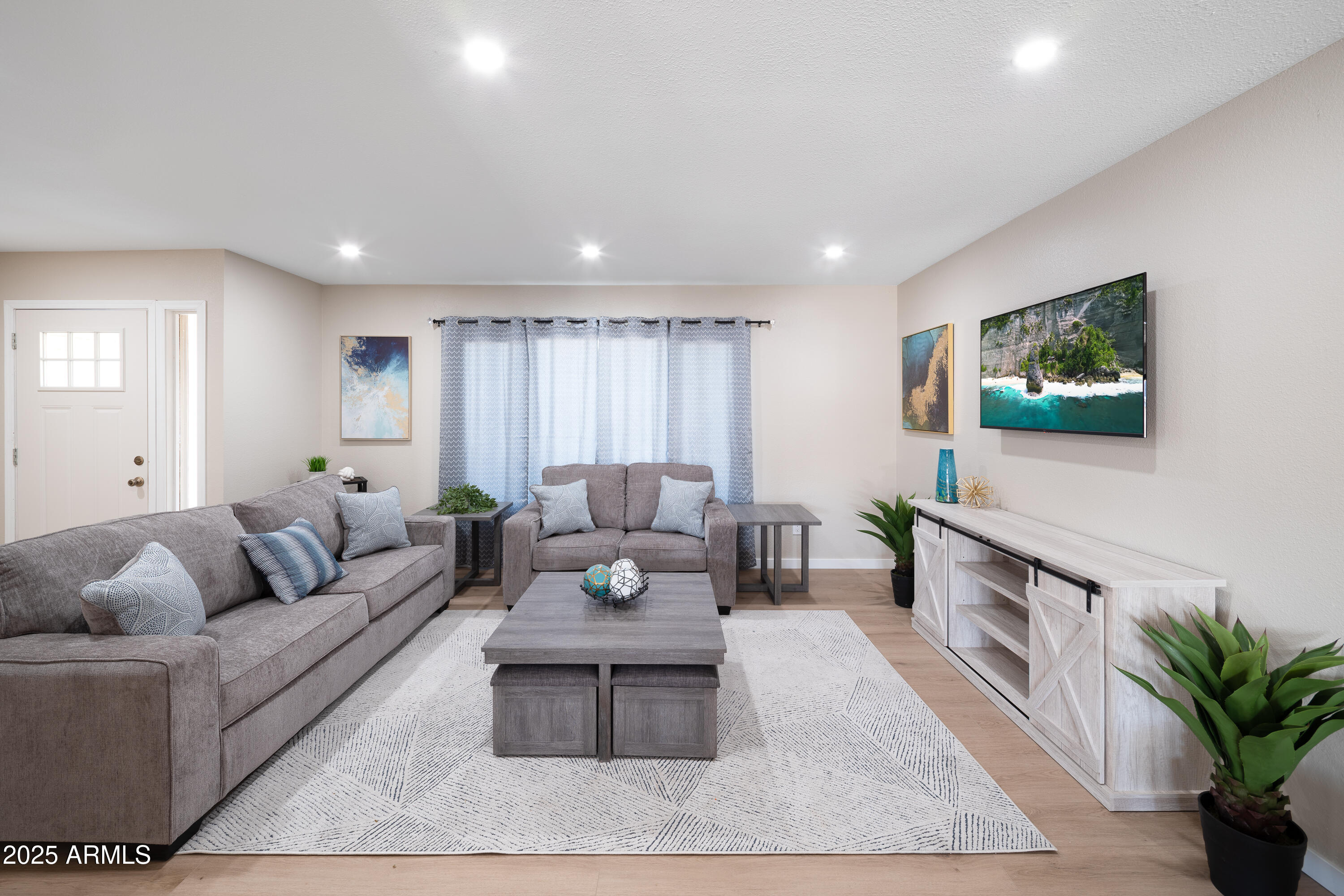 8731 E COLUMBUS Avenue