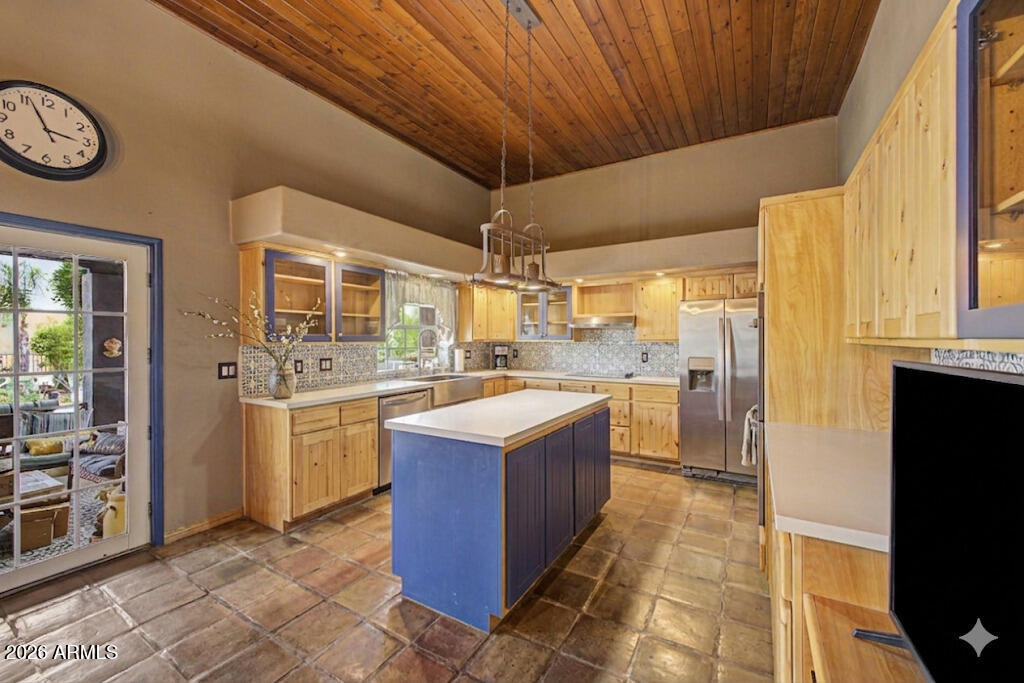 2027 E CIRCLE MOUNTAIN Road