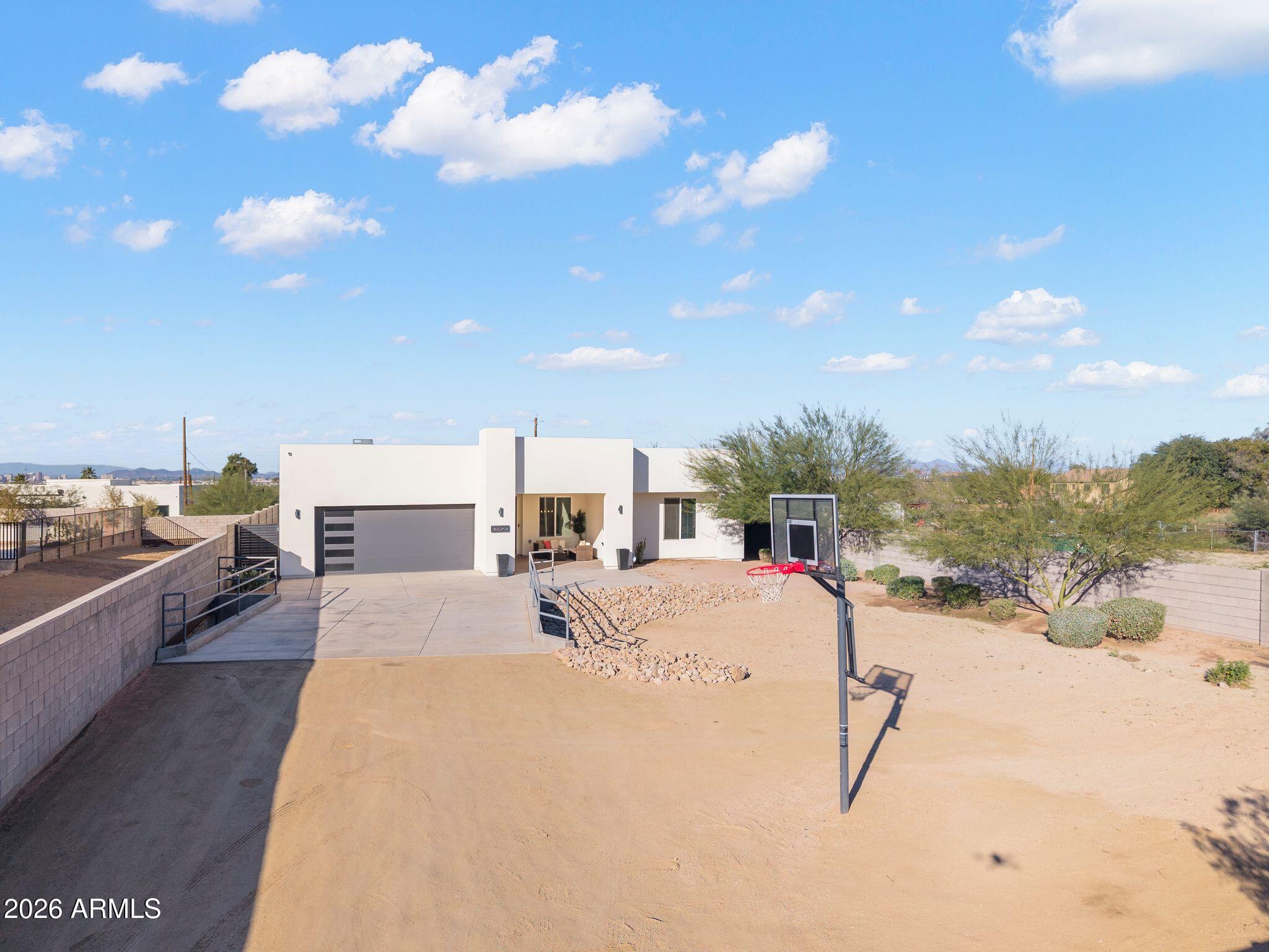 2252 E SOUTH MOUNTAIN Avenue