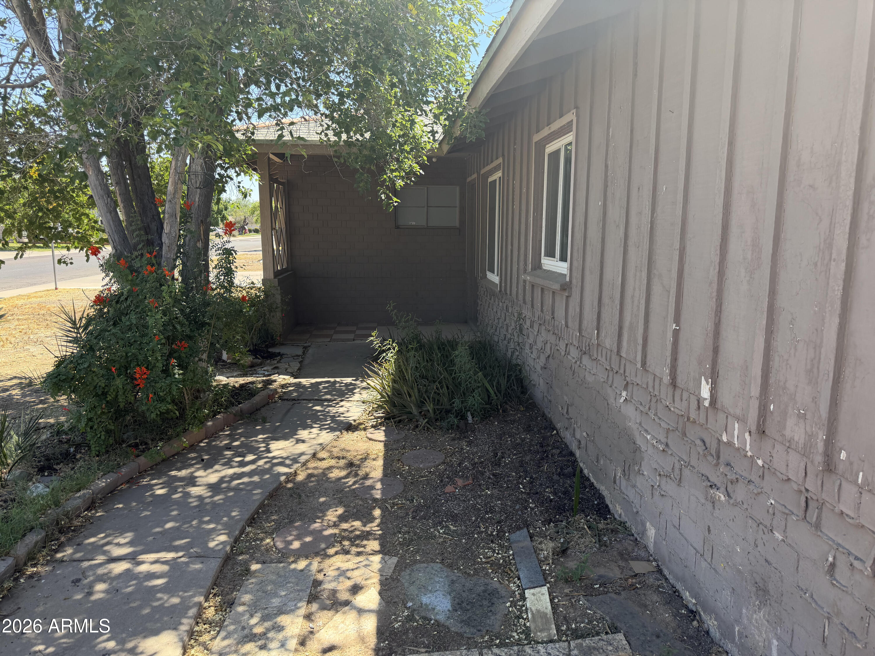 2053 W HAZELWOOD Street