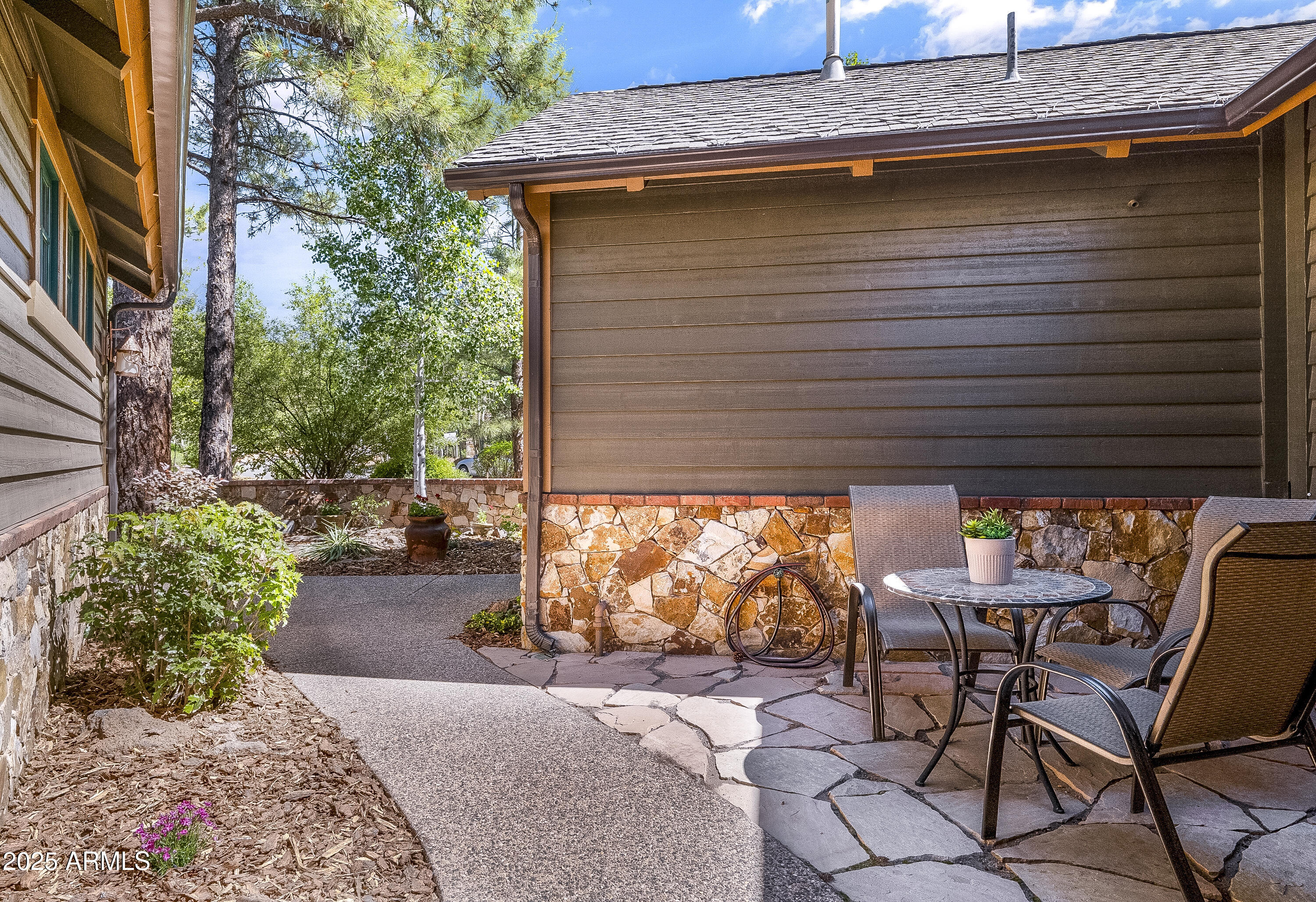1426 E CASTLE HILLS Drive