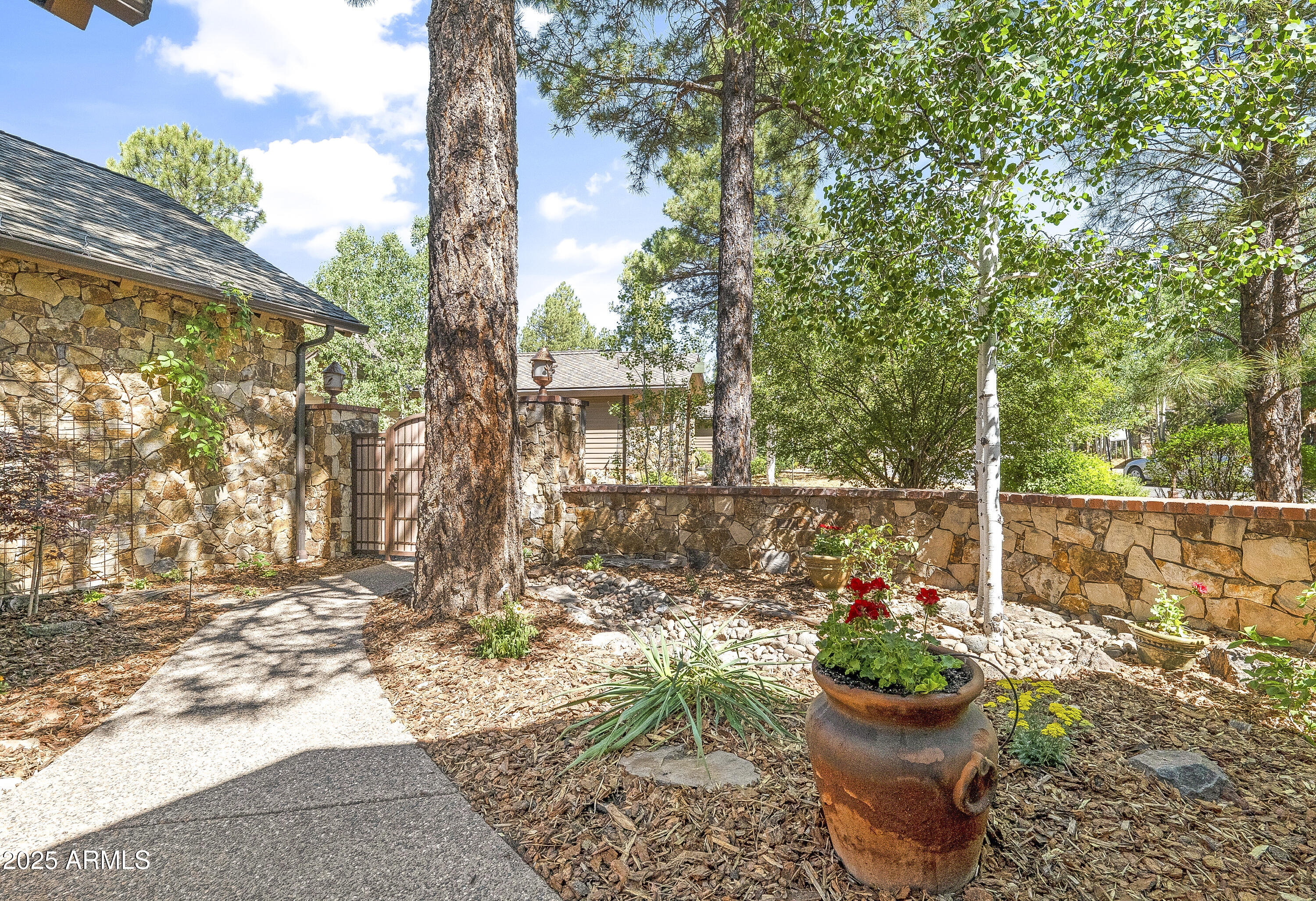 1426 E CASTLE HILLS Drive