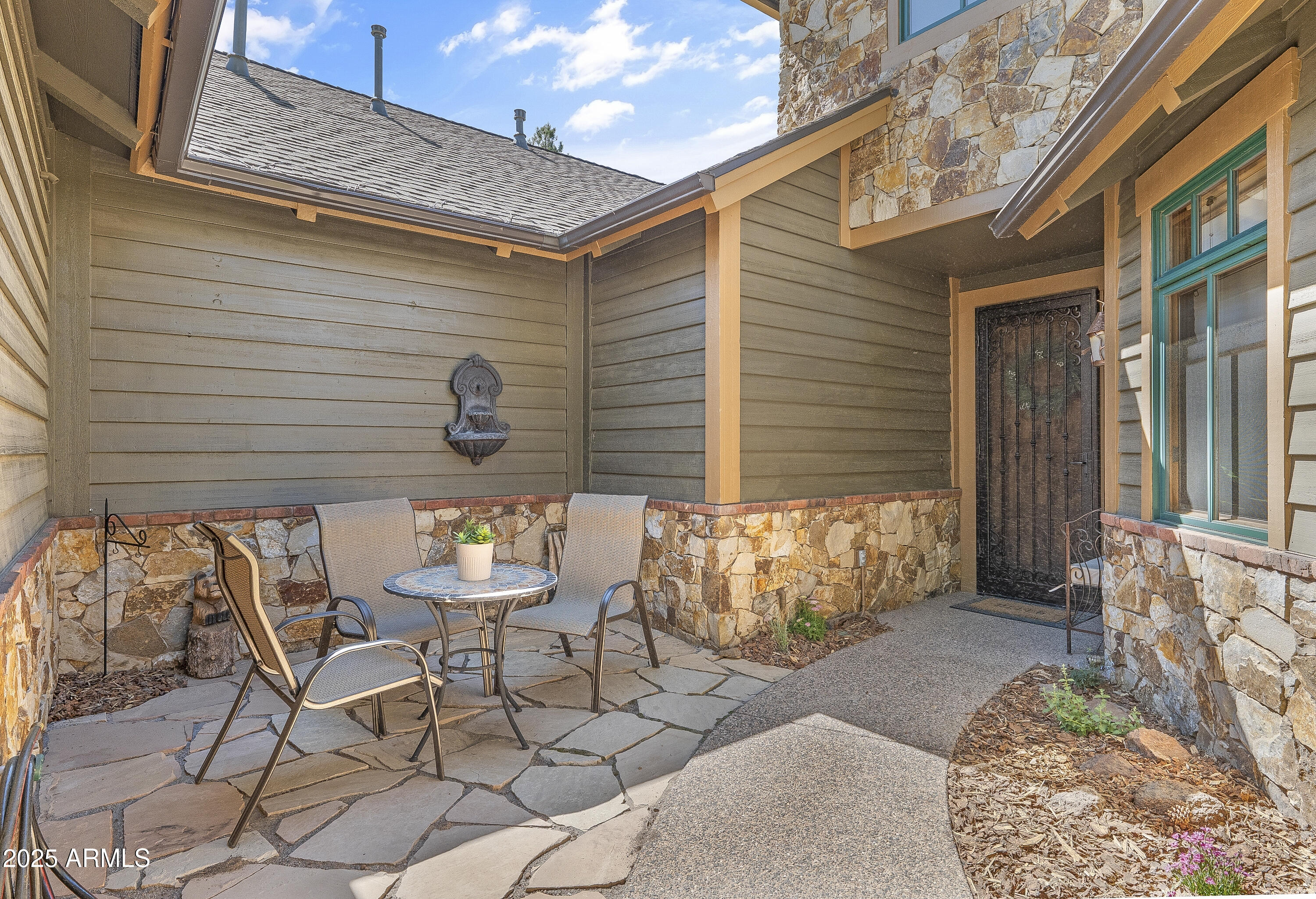 1426 E CASTLE HILLS Drive