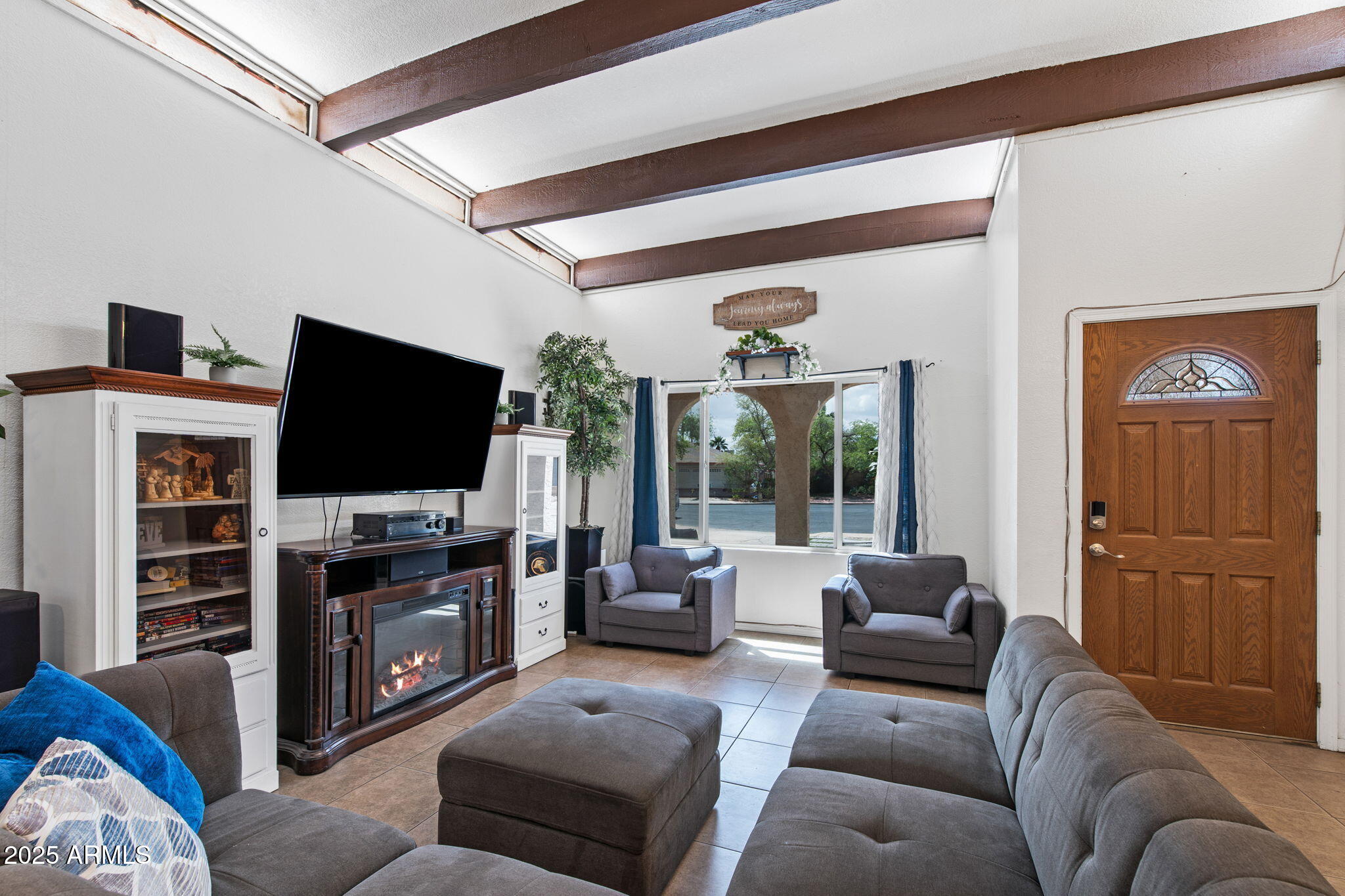 858 W KNOWLES Circle