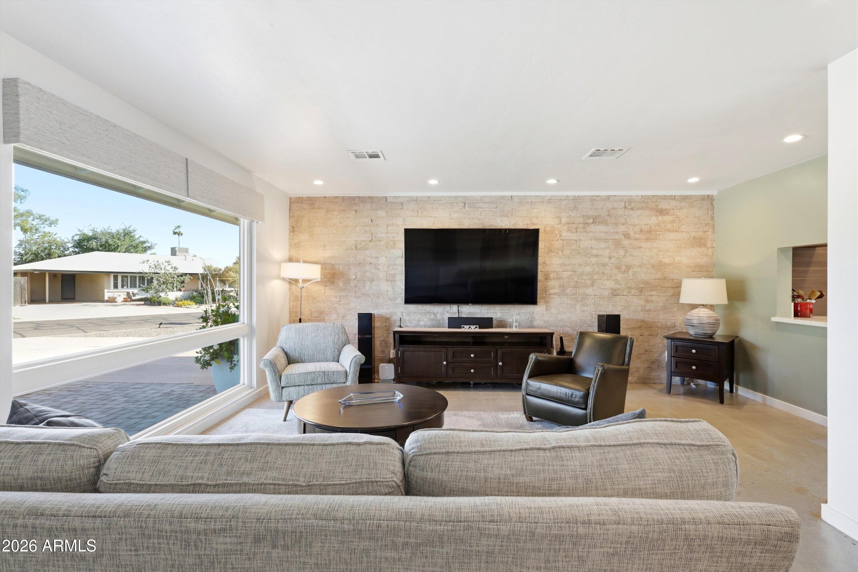 1142 W VERMONT Avenue