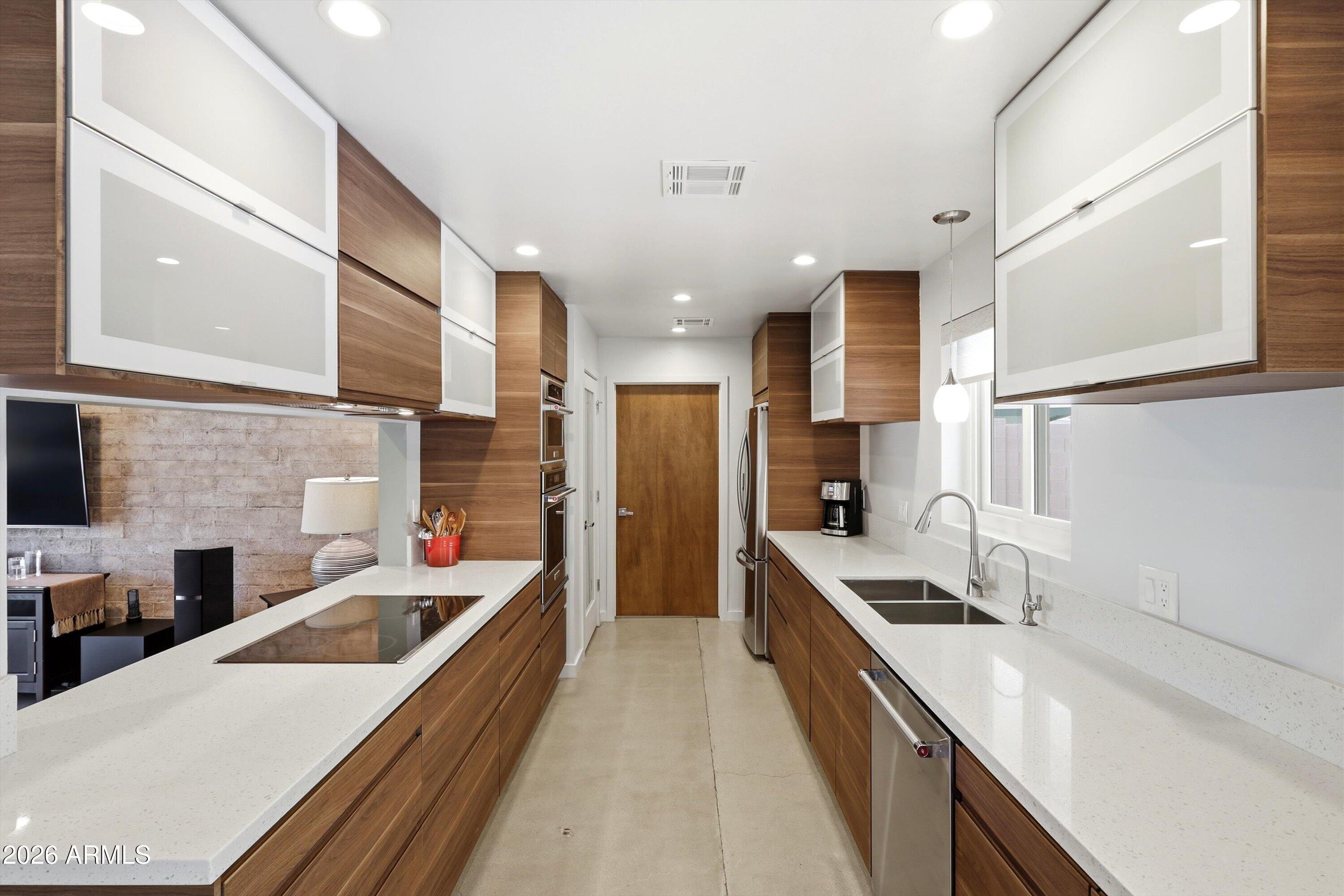 1142 W VERMONT Avenue