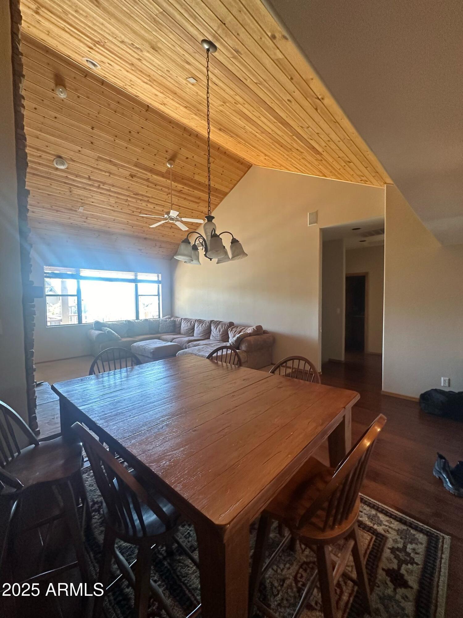 805 N GRAPEVINE Circle