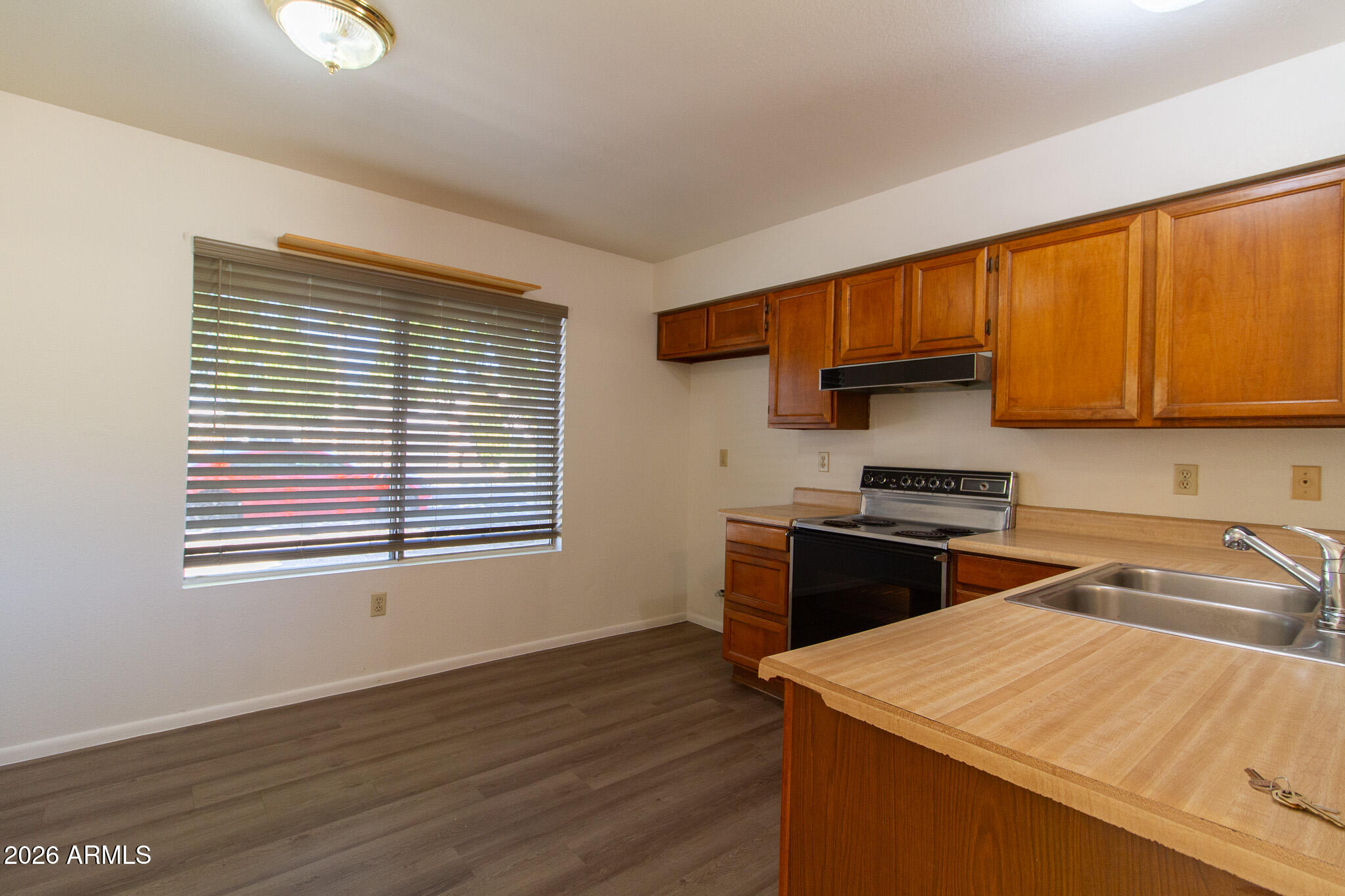 1605 W STRAFORD Drive