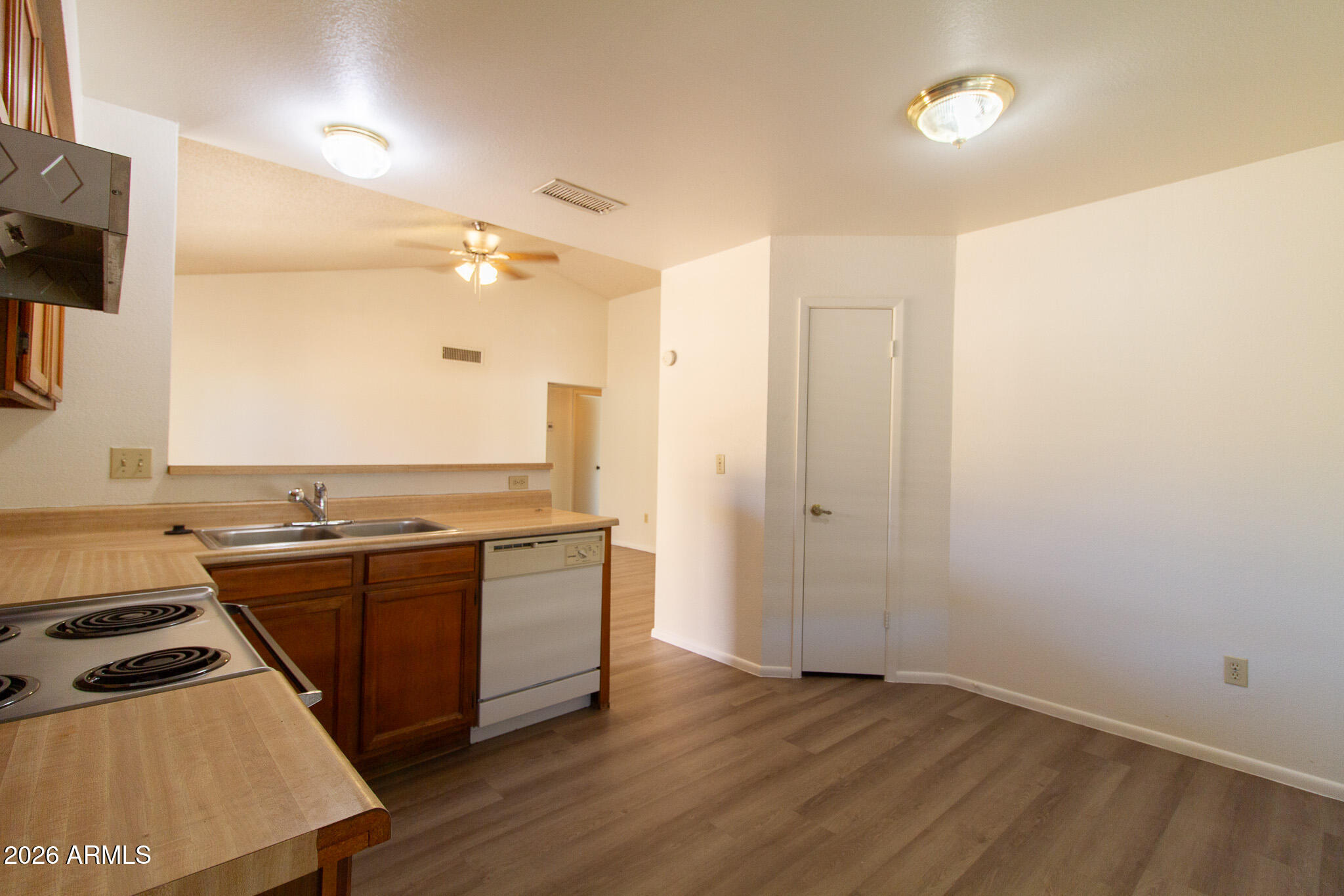 1605 W STRAFORD Drive