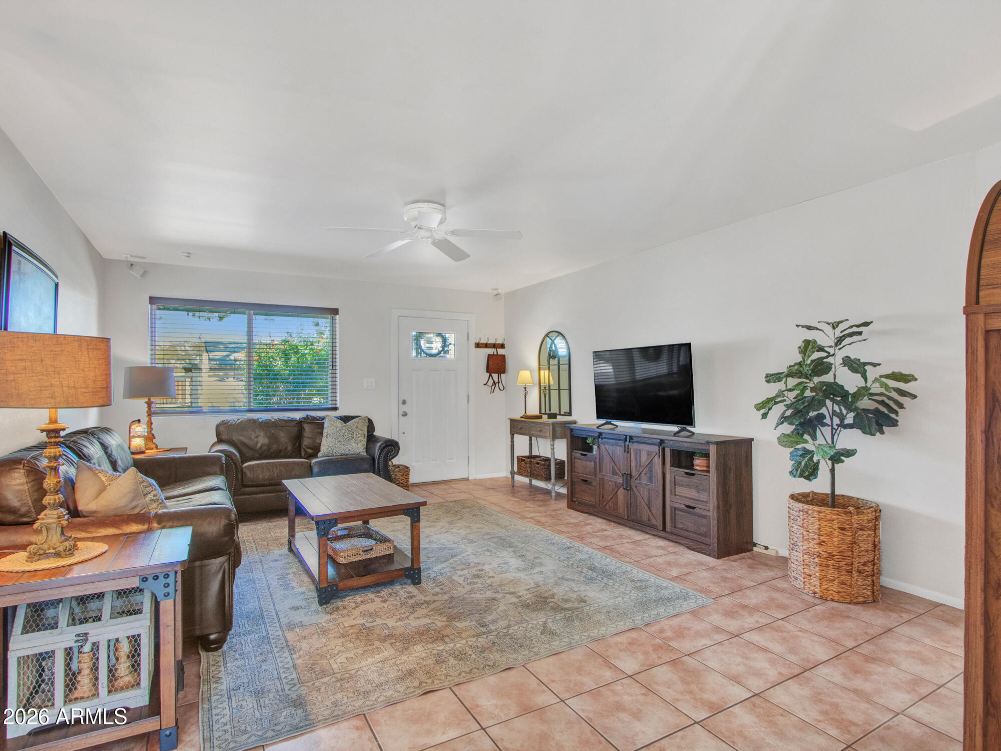 2546 W JACINTO Circle