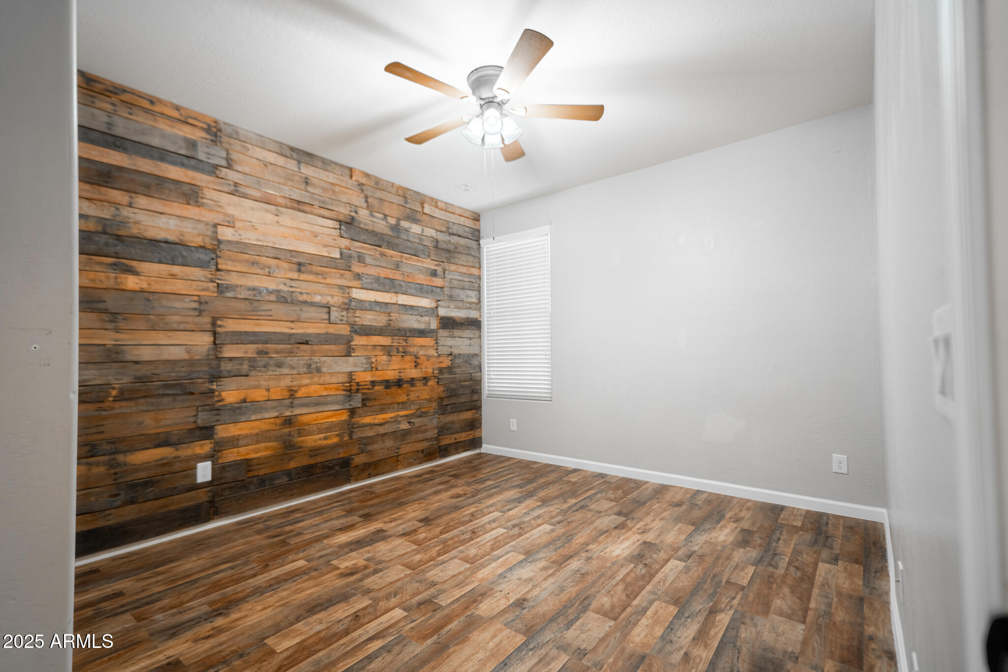 18433 W SUNNYSLOPE Lane