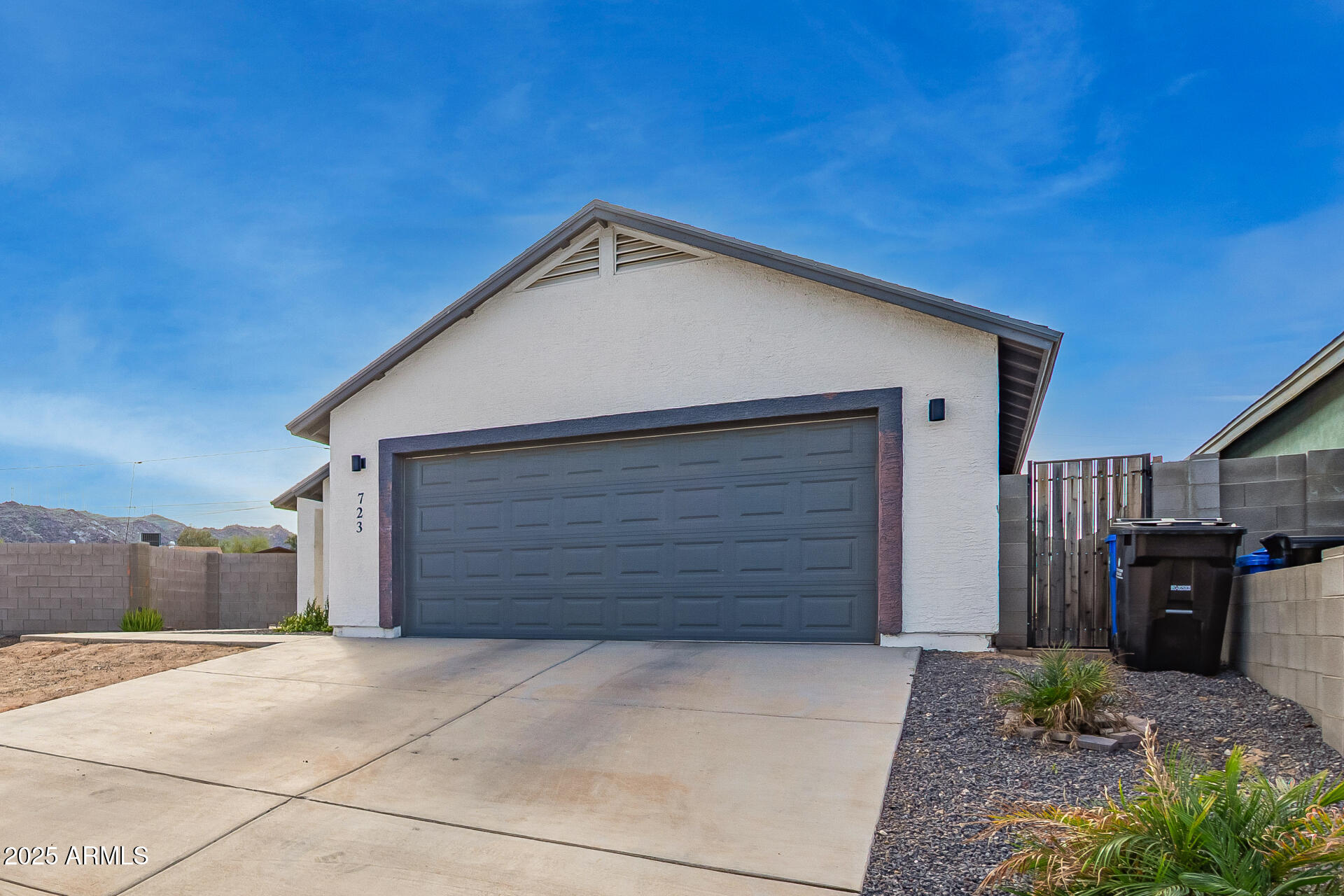 723 E DESERT Drive S